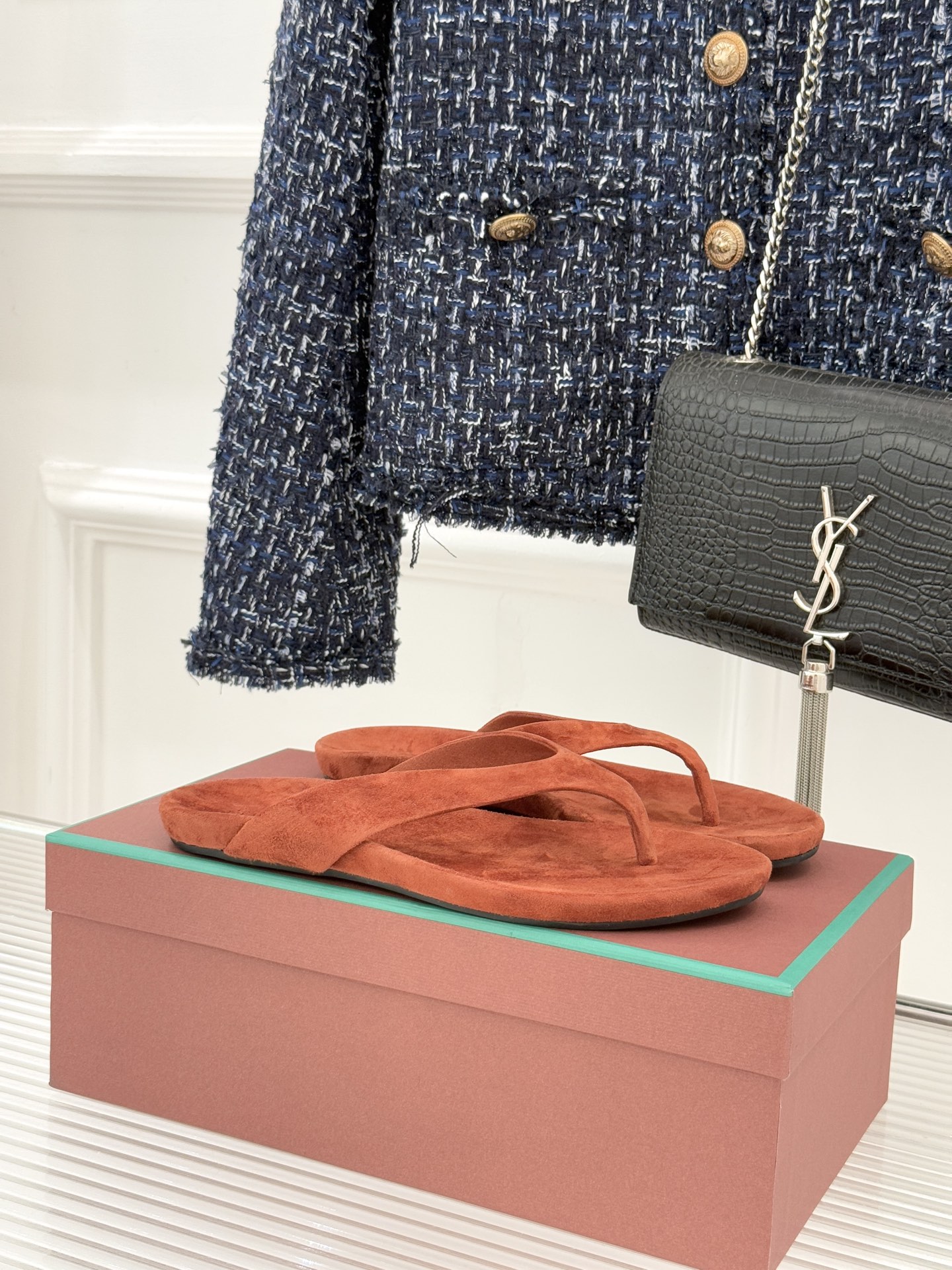 Loro Piana/LPWF新品极简复古绒面夹脚人字拖鞋 以静奢美学定义夏日松弛。甄选意大利顶级麂皮 