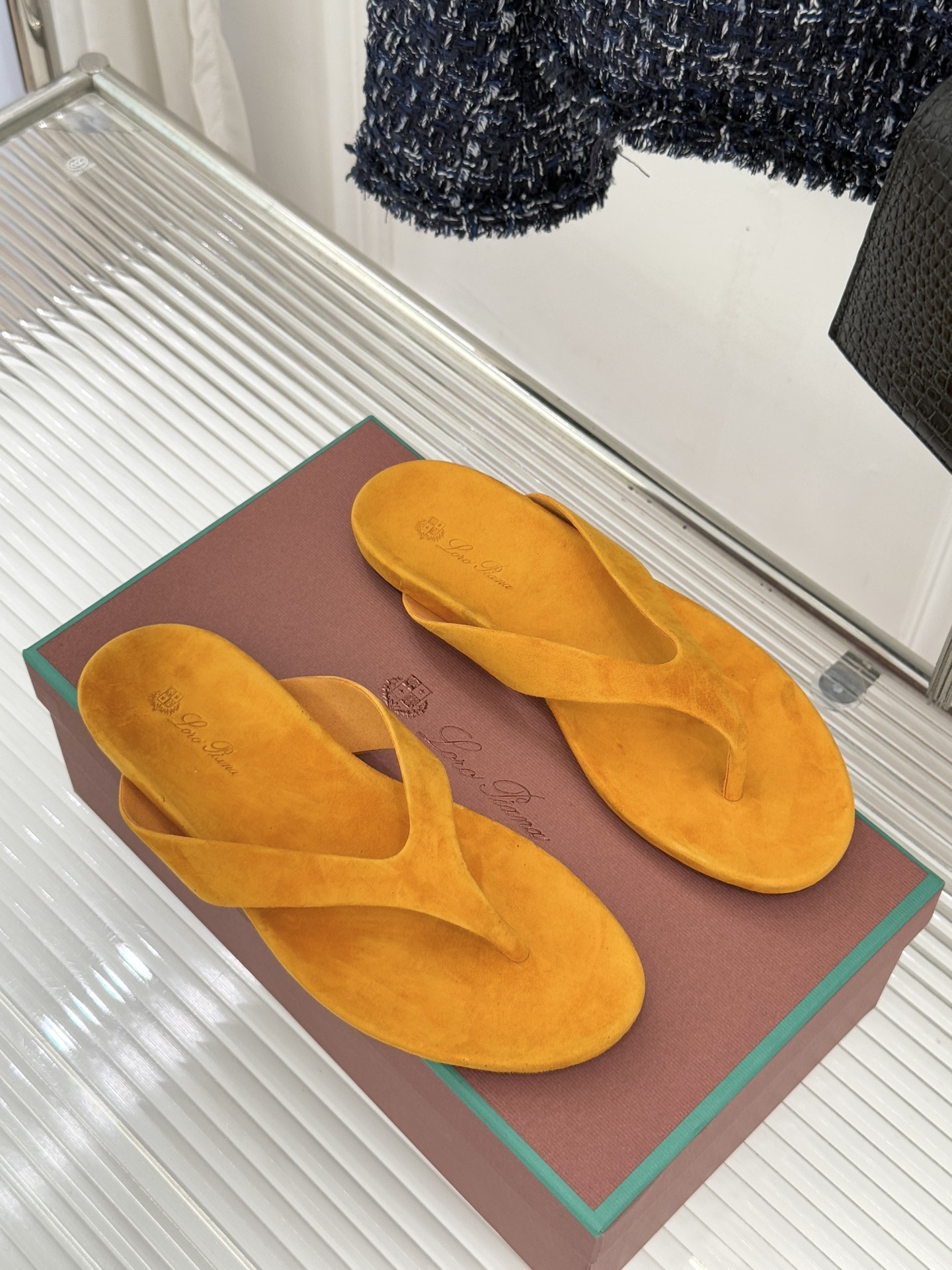 Loro Piana/LPWF新品极简复古绒面夹脚人字拖鞋 以静奢美学定义夏日松弛。甄选意大利顶级麂皮 