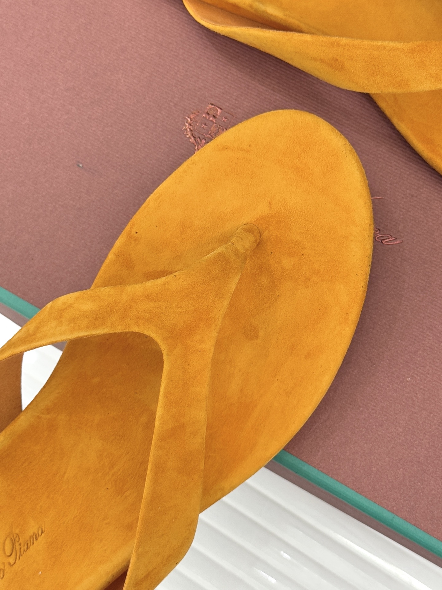 Loro Piana/LPWF新品极简复古绒面夹脚人字拖鞋 以静奢美学定义夏日松弛。甄选意大利顶级麂皮 