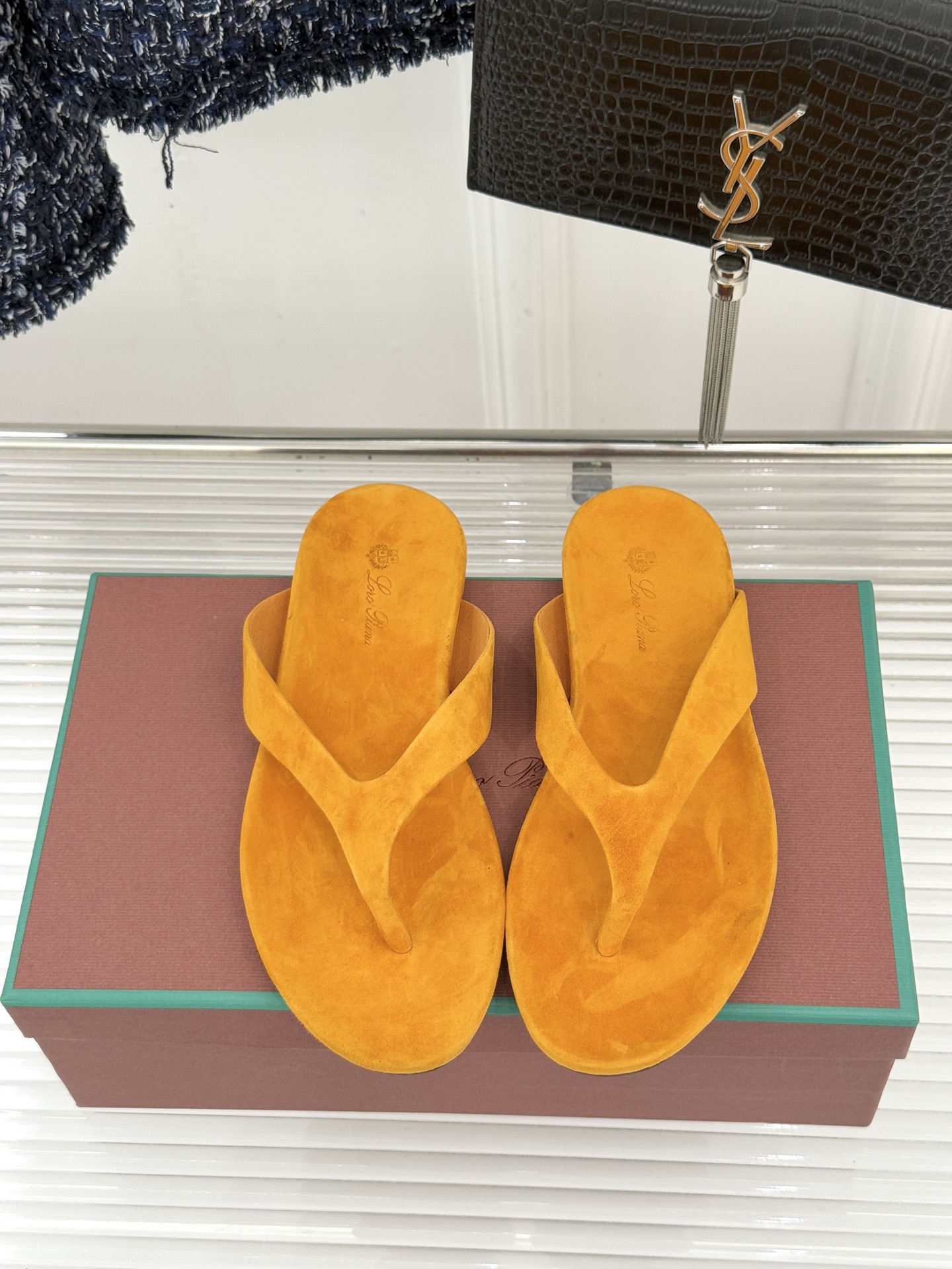 Loro Piana/LPWF新品极简复古绒面夹脚人字拖鞋 以静奢美学定义夏日松弛。甄选意大利顶级麂皮 