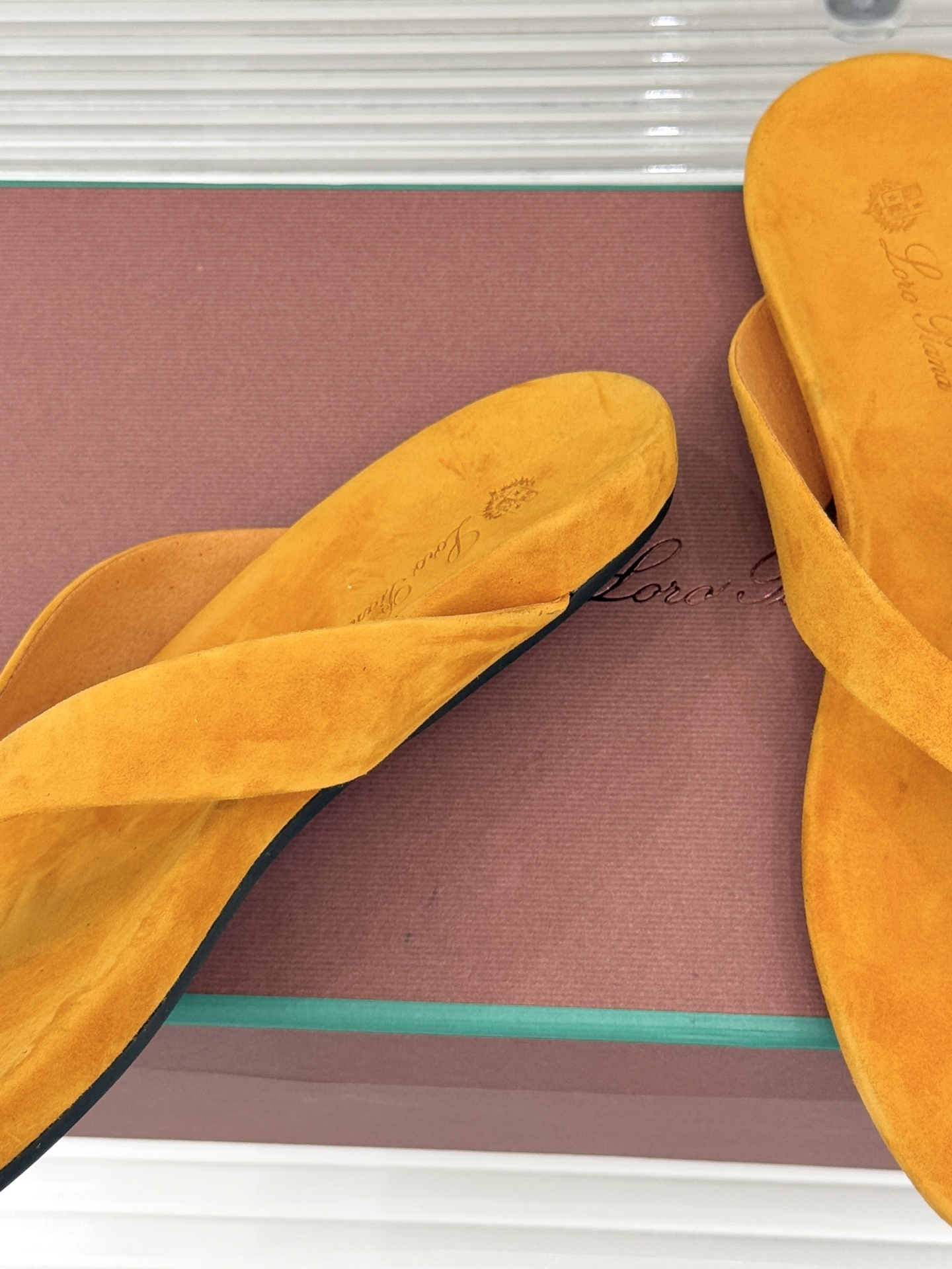 Loro Piana/LPWF新品极简复古绒面夹脚人字拖鞋 以静奢美学定义夏日松弛。甄选意大利顶级麂皮 