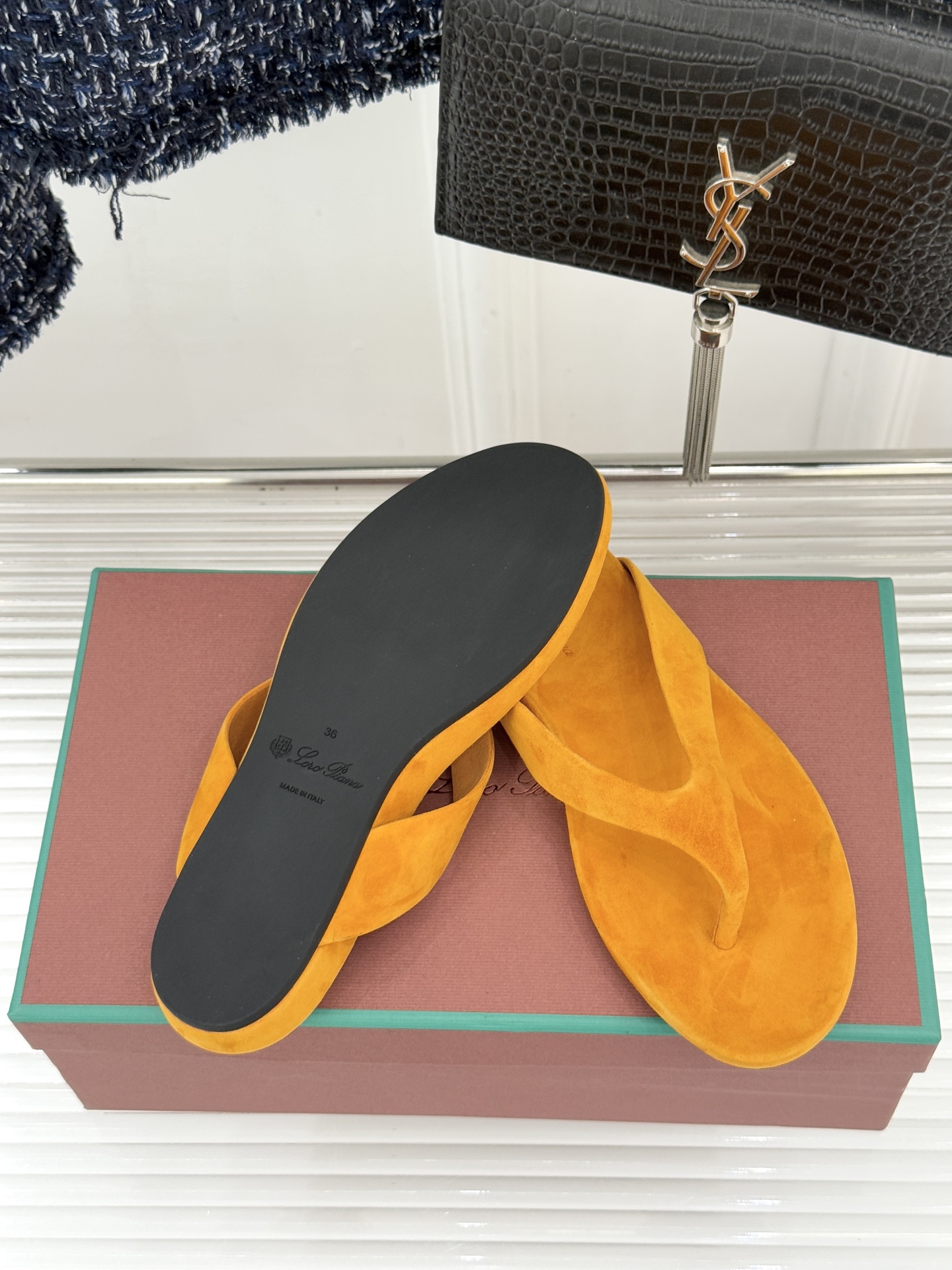 Loro Piana/LPWF新品极简复古绒面夹脚人字拖鞋 以静奢美学定义夏日松弛。甄选意大利顶级麂皮 