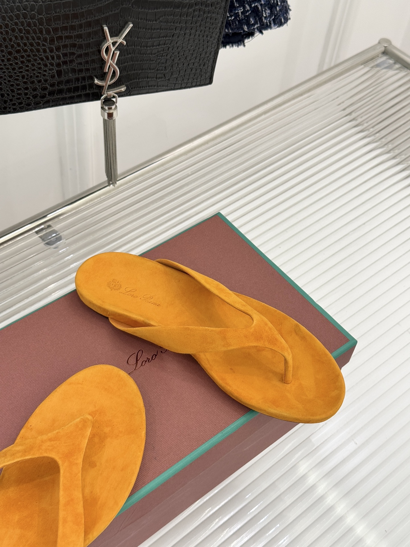 Loro Piana/LPWF新品极简复古绒面夹脚人字拖鞋 以静奢美学定义夏日松弛。甄选意大利顶级麂皮 
