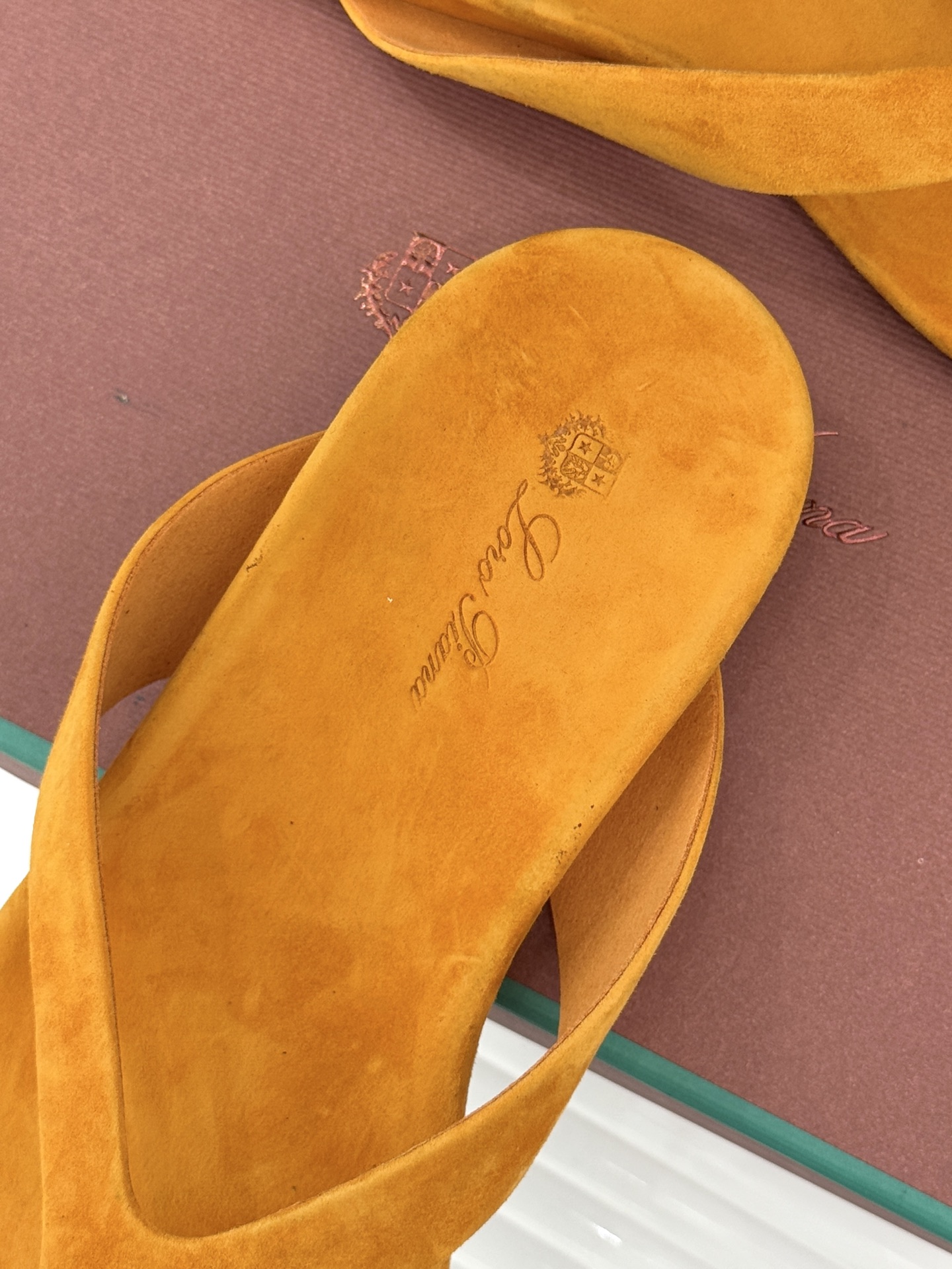 Loro Piana/LPWF新品极简复古绒面夹脚人字拖鞋 以静奢美学定义夏日松弛。甄选意大利顶级麂皮 