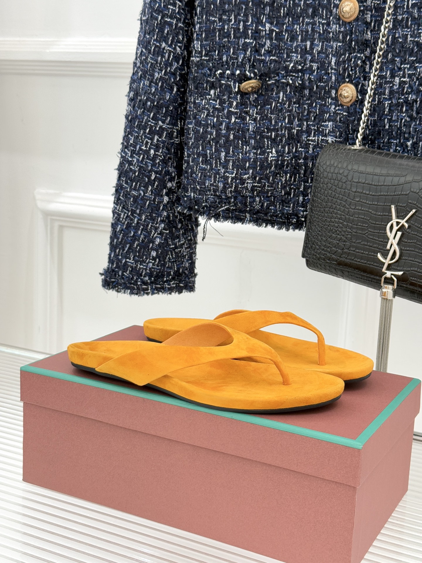 Loro Piana/LPWF新品极简复古绒面夹脚人字拖鞋 以静奢美学定义夏日松弛。甄选意大利顶级麂皮 