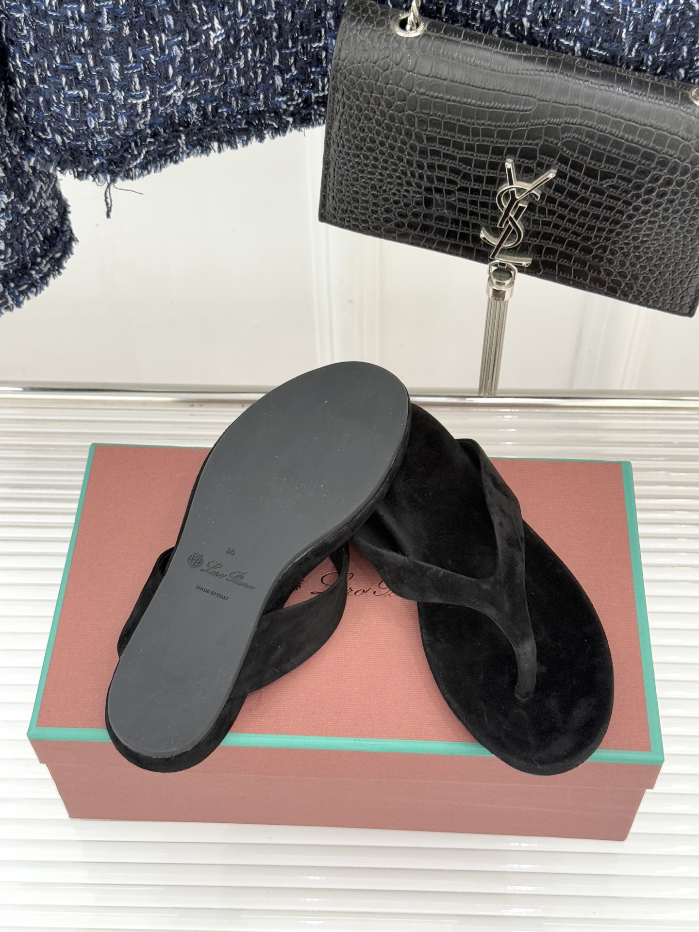 Loro Piana/LPWF新品极简复古绒面夹脚人字拖鞋 以静奢美学定义夏日松弛。甄选意大利顶级麂皮 