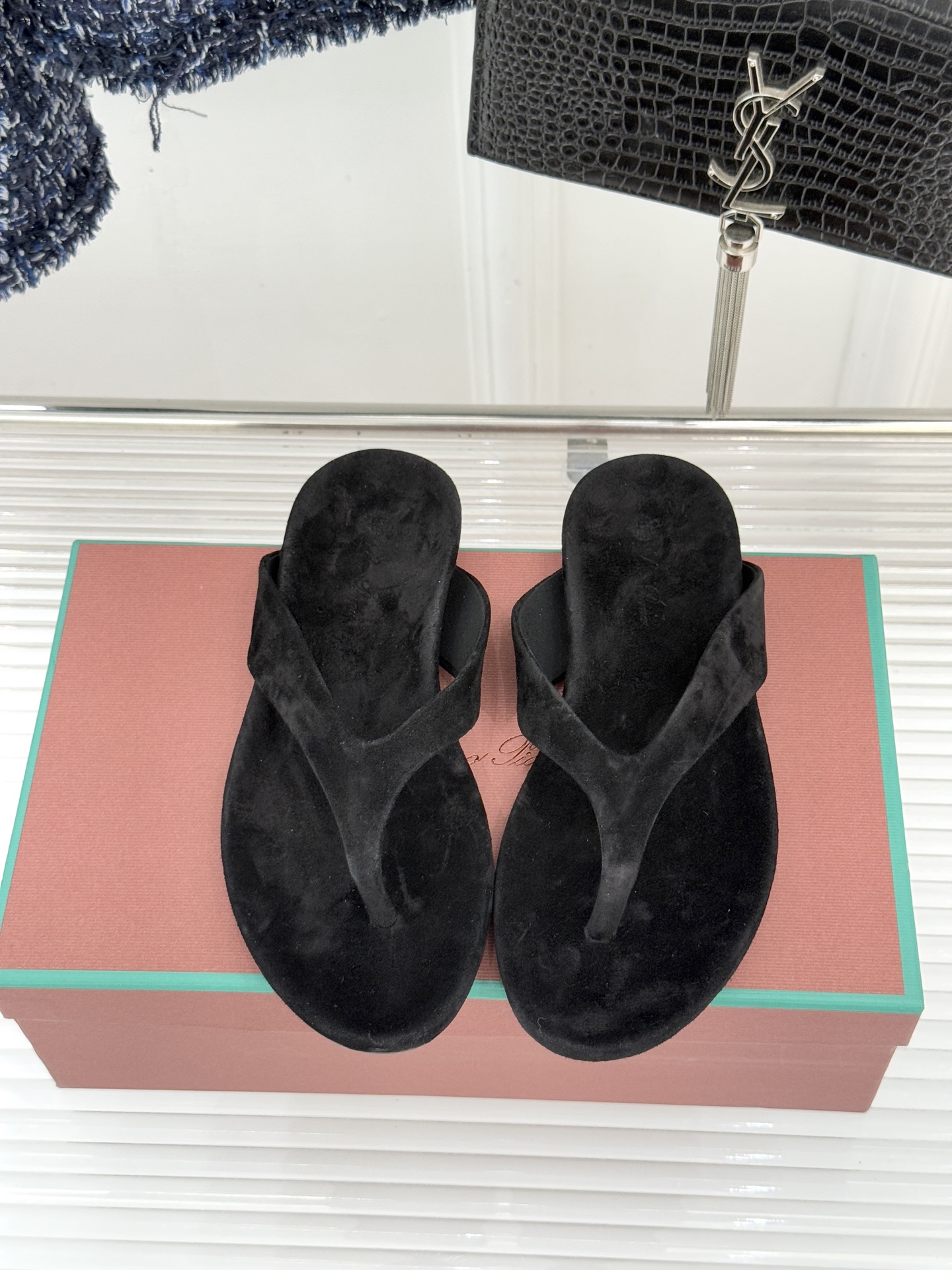 Loro Piana/LPWF新品极简复古绒面夹脚人字拖鞋 以静奢美学定义夏日松弛。甄选意大利顶级麂皮 
