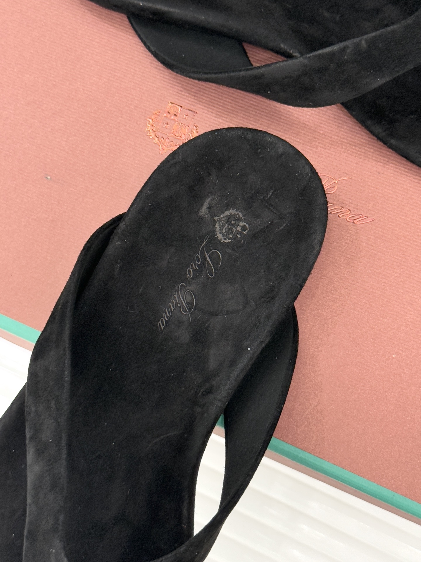 Loro Piana/LPWF新品极简复古绒面夹脚人字拖鞋 以静奢美学定义夏日松弛。甄选意大利顶级麂皮 