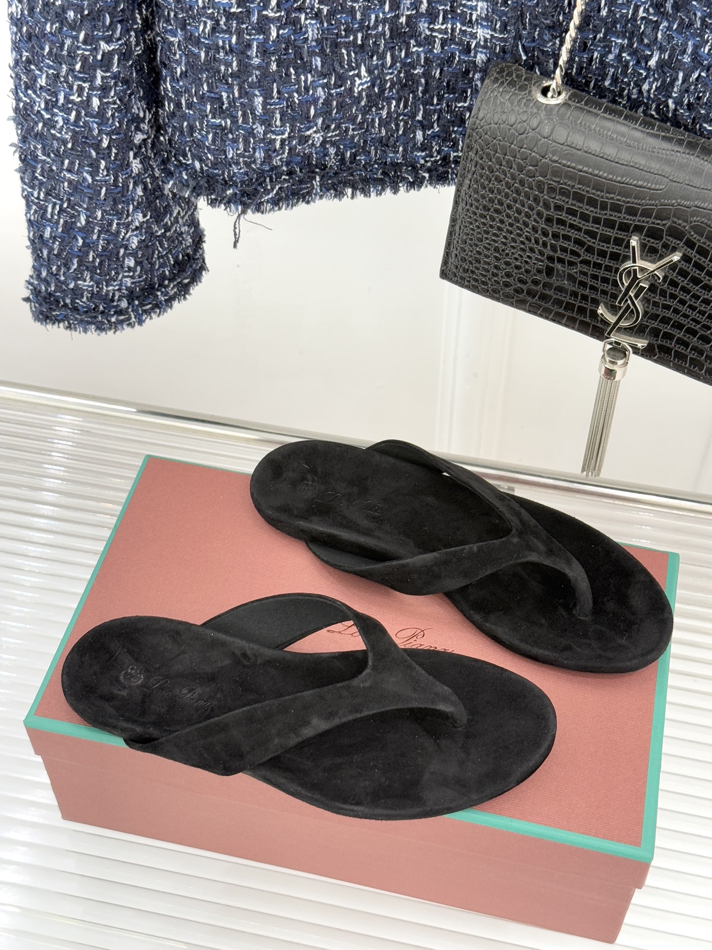Loro Piana/LPWF新品极简复古绒面夹脚人字拖鞋 以静奢美学定义夏日松弛。甄选意大利顶级麂皮 