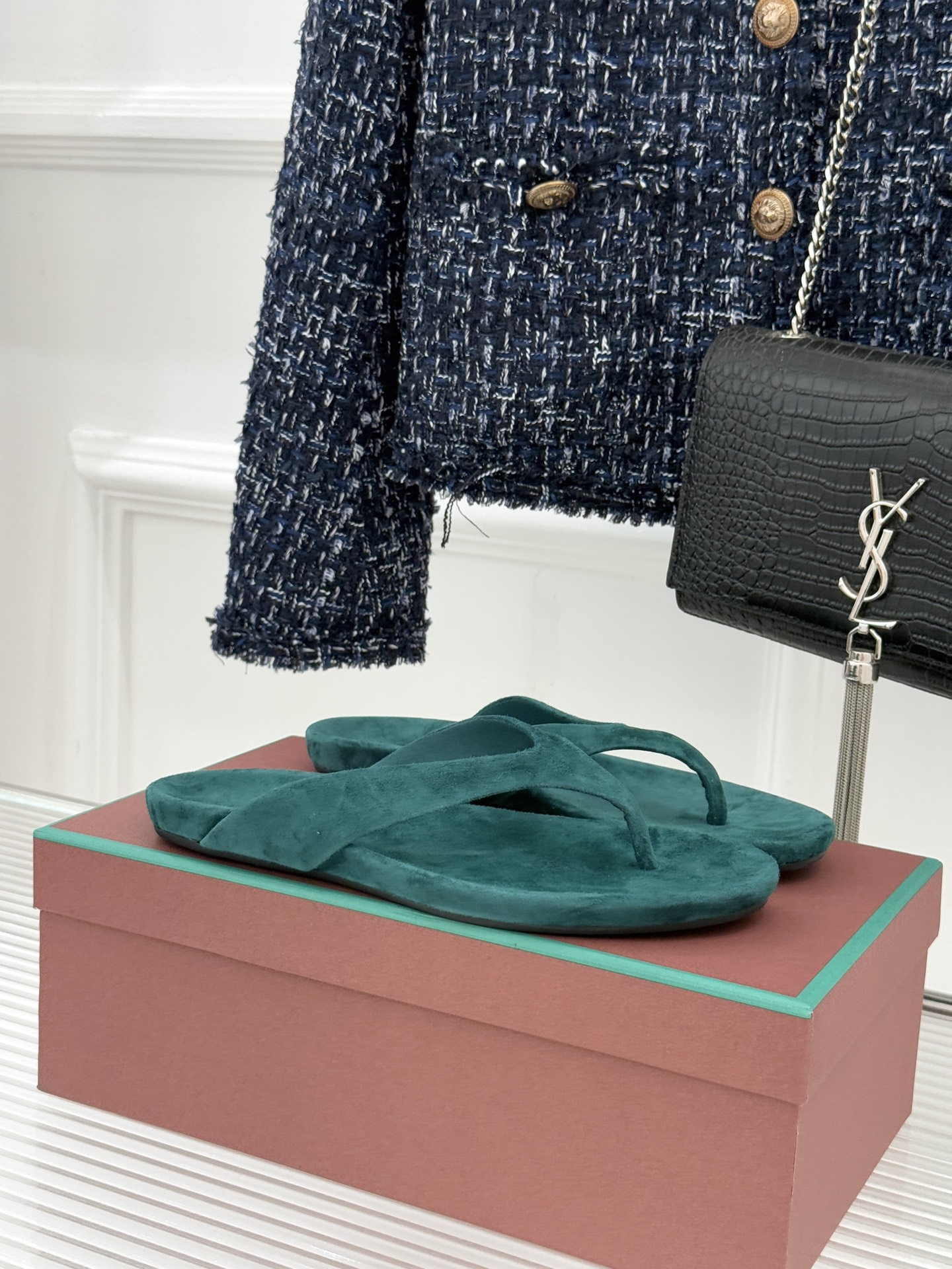 Loro Piana/LPWF新品极简复古绒面夹脚人字拖鞋 以静奢美学定义夏日松弛。甄选意大利顶级麂皮 
