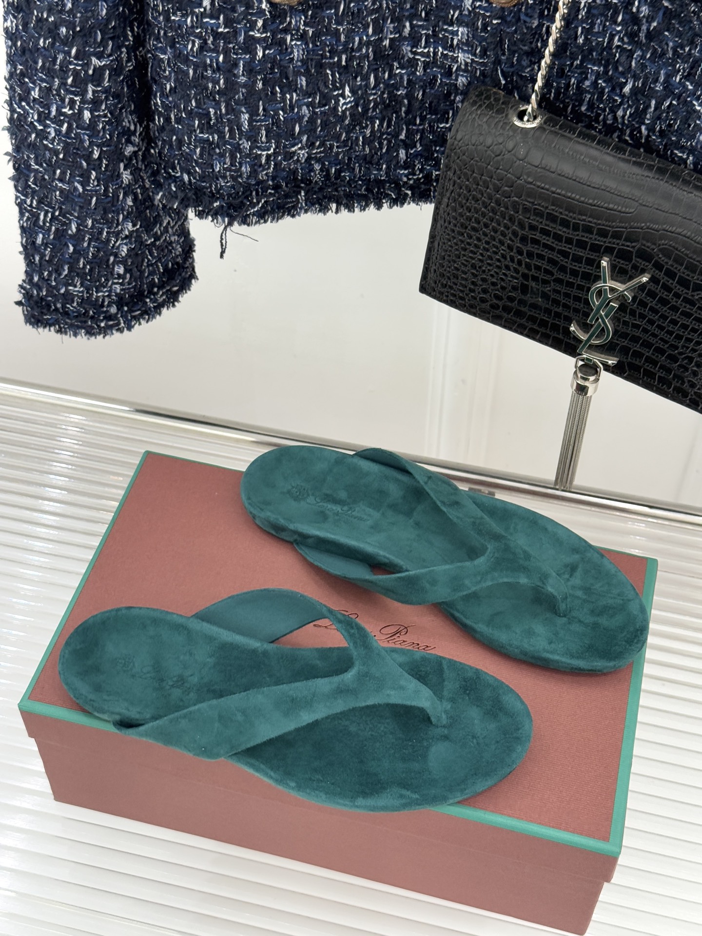 Loro Piana/LPWF新品极简复古绒面夹脚人字拖鞋 以静奢美学定义夏日松弛。甄选意大利顶级麂皮 