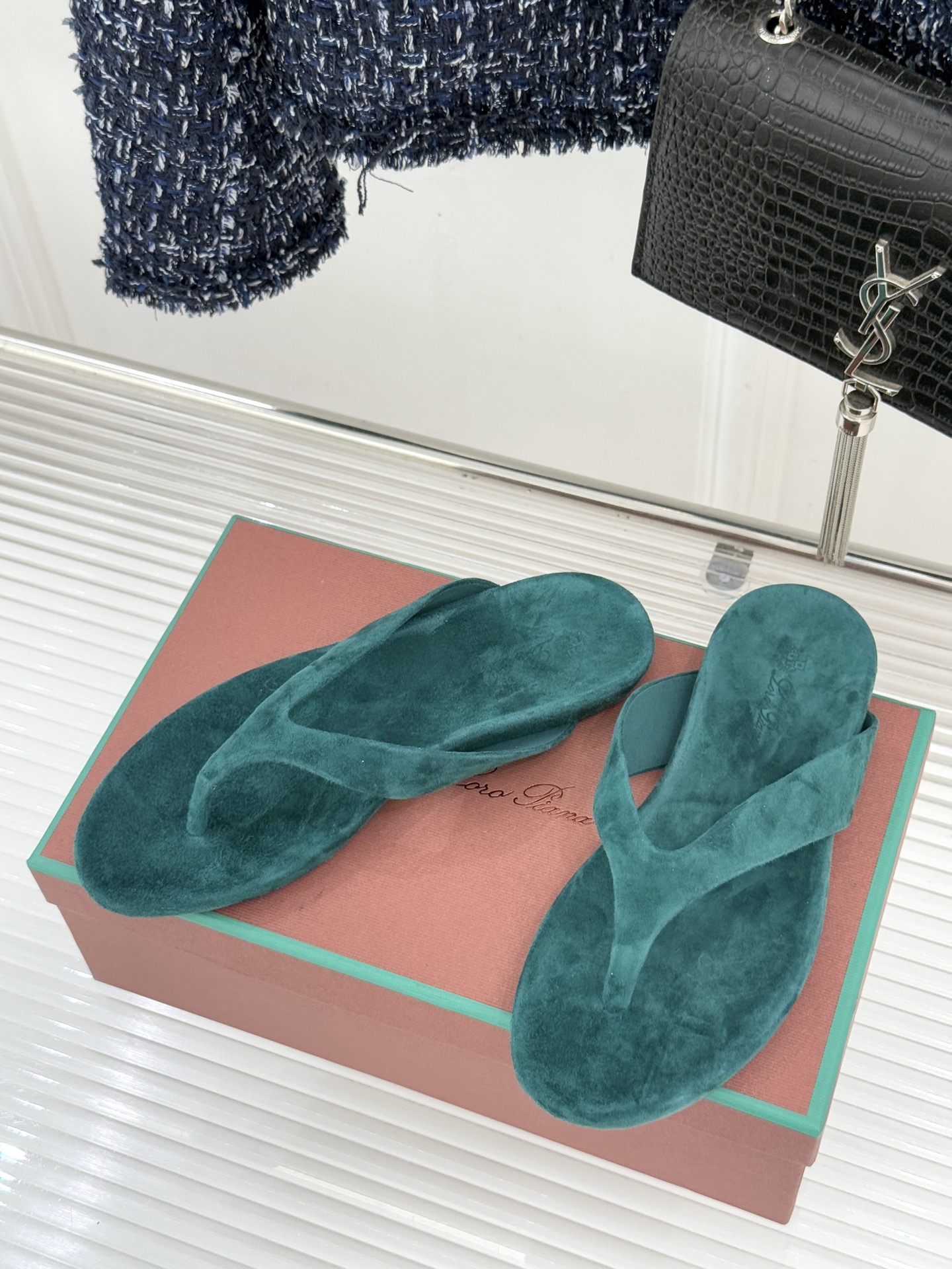 Loro Piana/LPWF新品极简复古绒面夹脚人字拖鞋 以静奢美学定义夏日松弛。甄选意大利顶级麂皮 