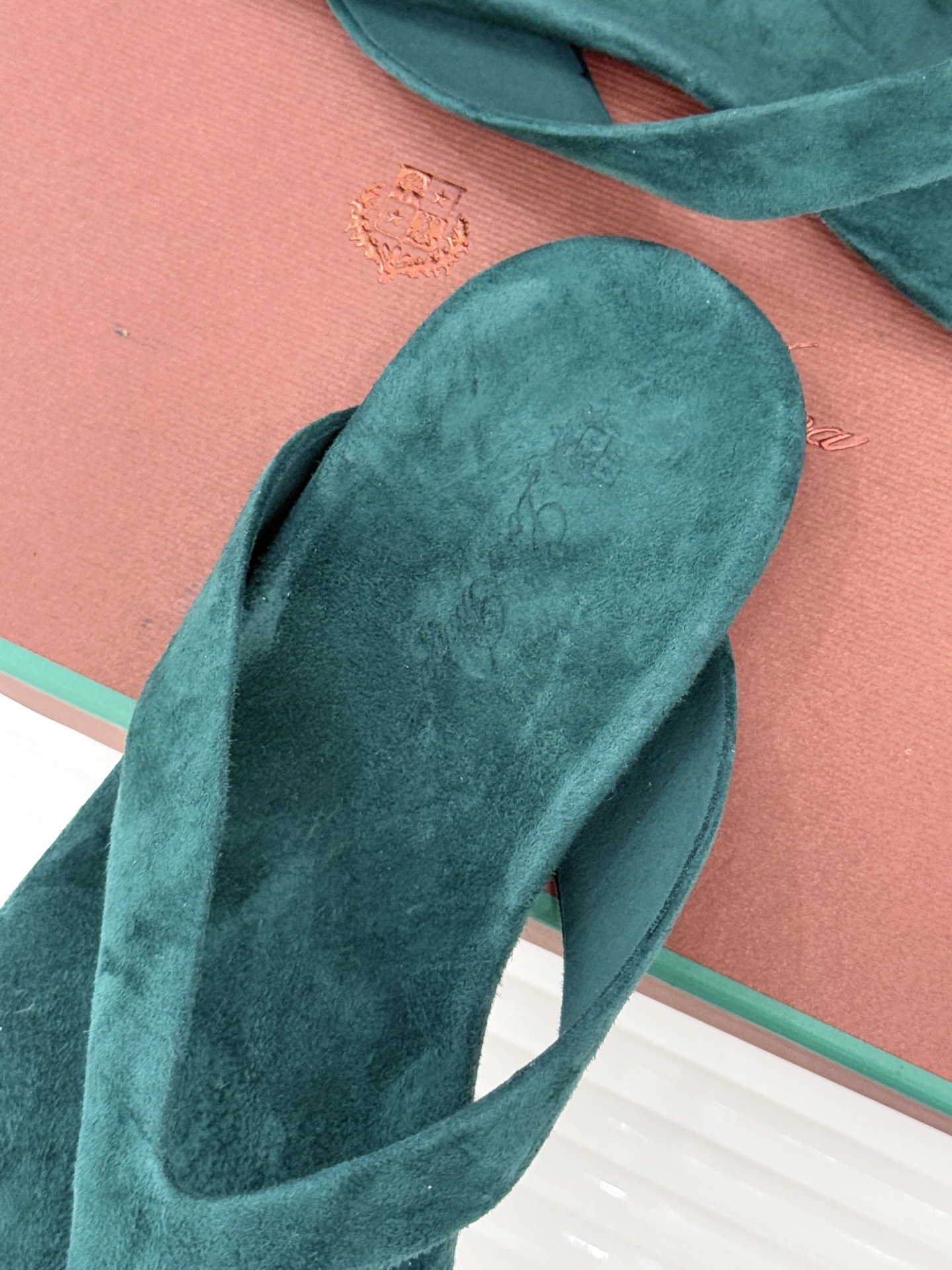 Loro Piana/LPWF新品极简复古绒面夹脚人字拖鞋 以静奢美学定义夏日松弛。甄选意大利顶级麂皮 