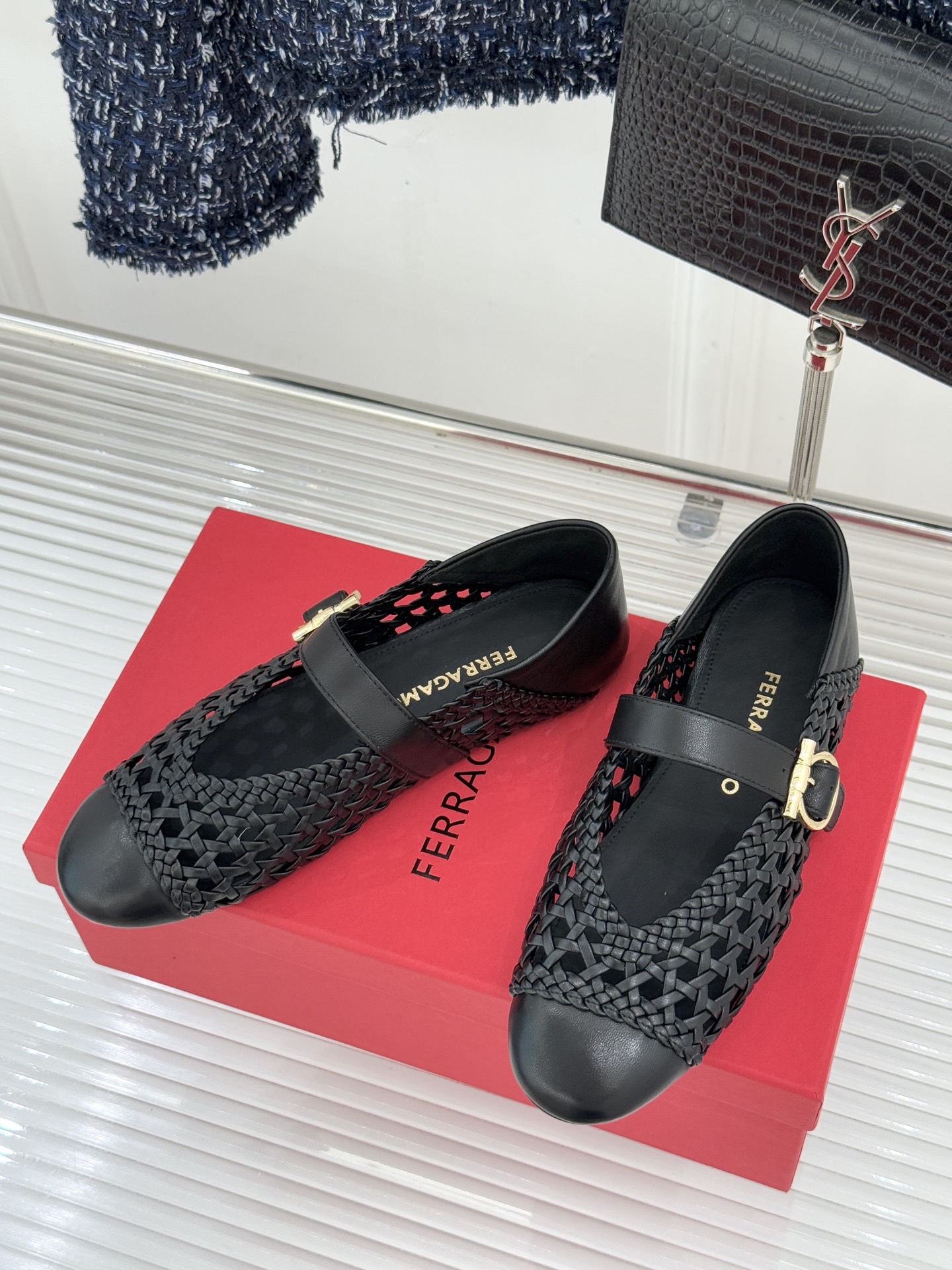 Ferragamo/菲拉格慕26WF新品编织镂空金属扣平底玛丽珍鞋以意式匠艺重塑复古优雅。精选细腻牛皮编