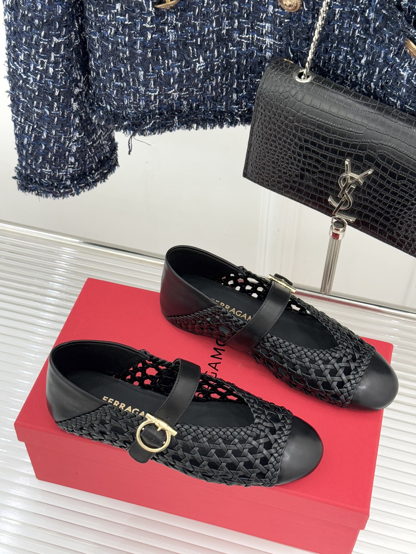 Ferragamo/菲拉格慕26WF新品编织镂空金属扣平底玛丽珍鞋以意式匠艺重塑复古优雅。精选细腻牛皮编