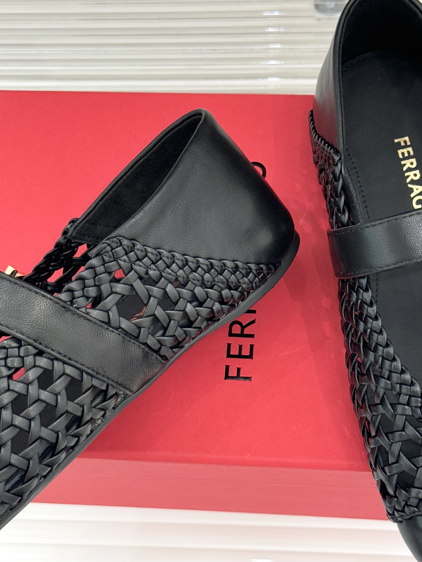 Ferragamo/菲拉格慕26WF新品编织镂空金属扣平底玛丽珍鞋以意式匠艺重塑复古优雅。精选细腻牛皮编