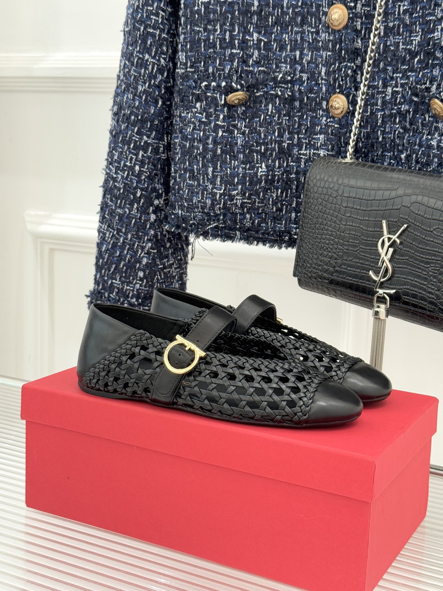 Ferragamo/菲拉格慕26WF新品编织镂空金属扣平底玛丽珍鞋以意式匠艺重塑复古优雅。精选细腻牛皮编