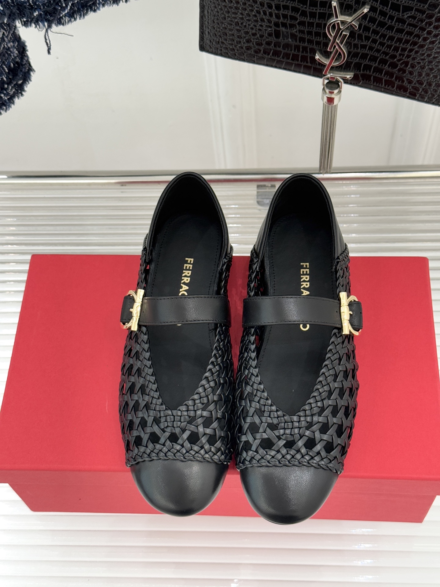 Ferragamo/菲拉格慕26WF新品编织镂空金属扣平底玛丽珍鞋以意式匠艺重塑复古优雅。精选细腻牛皮编