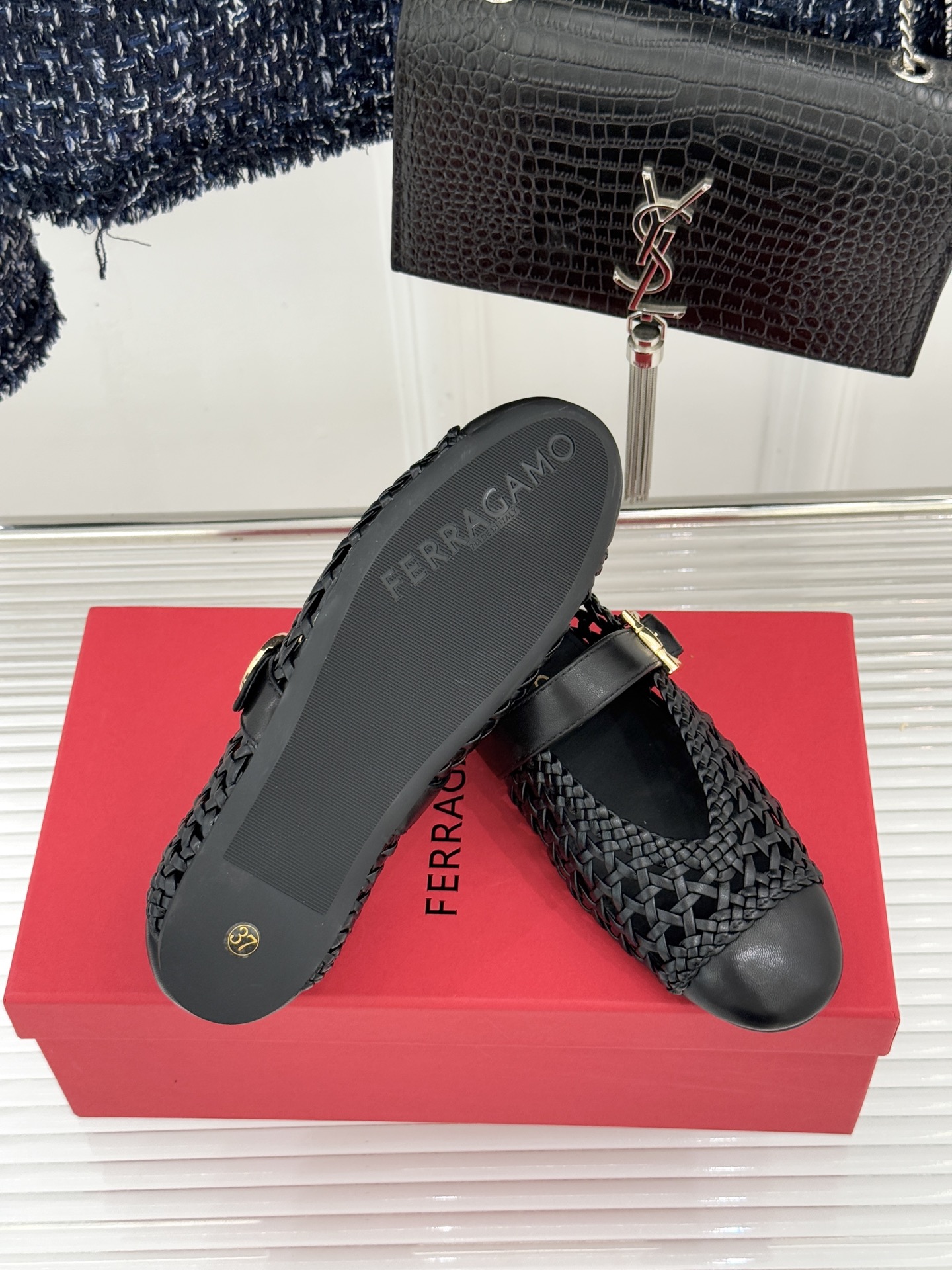 Ferragamo/菲拉格慕26WF新品编织镂空金属扣平底玛丽珍鞋以意式匠艺重塑复古优雅。精选细腻牛皮编