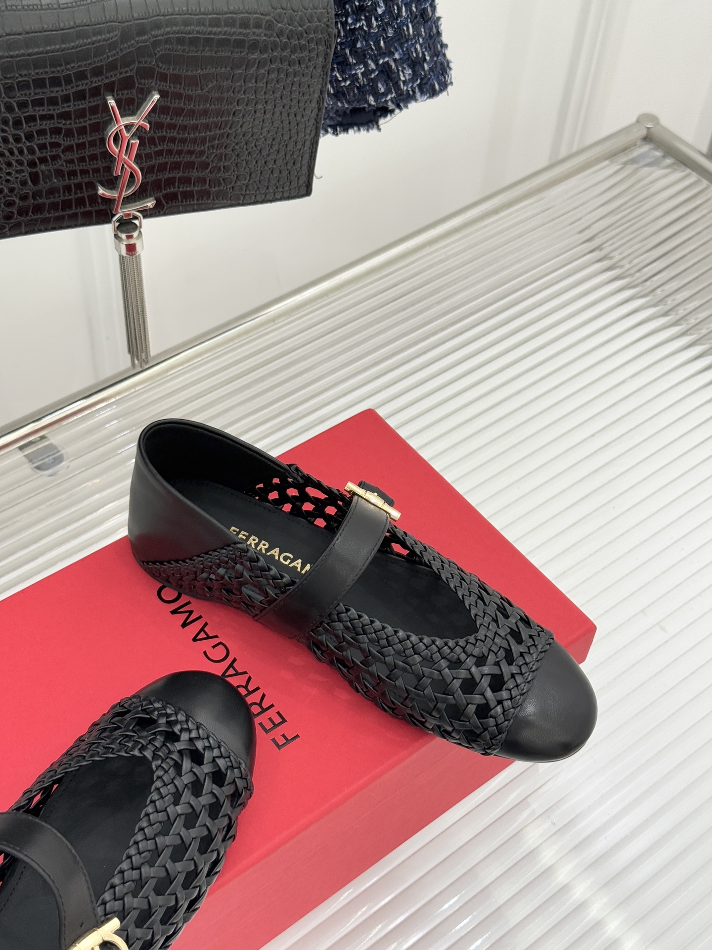 Ferragamo/菲拉格慕26WF新品编织镂空金属扣平底玛丽珍鞋以意式匠艺重塑复古优雅。精选细腻牛皮编