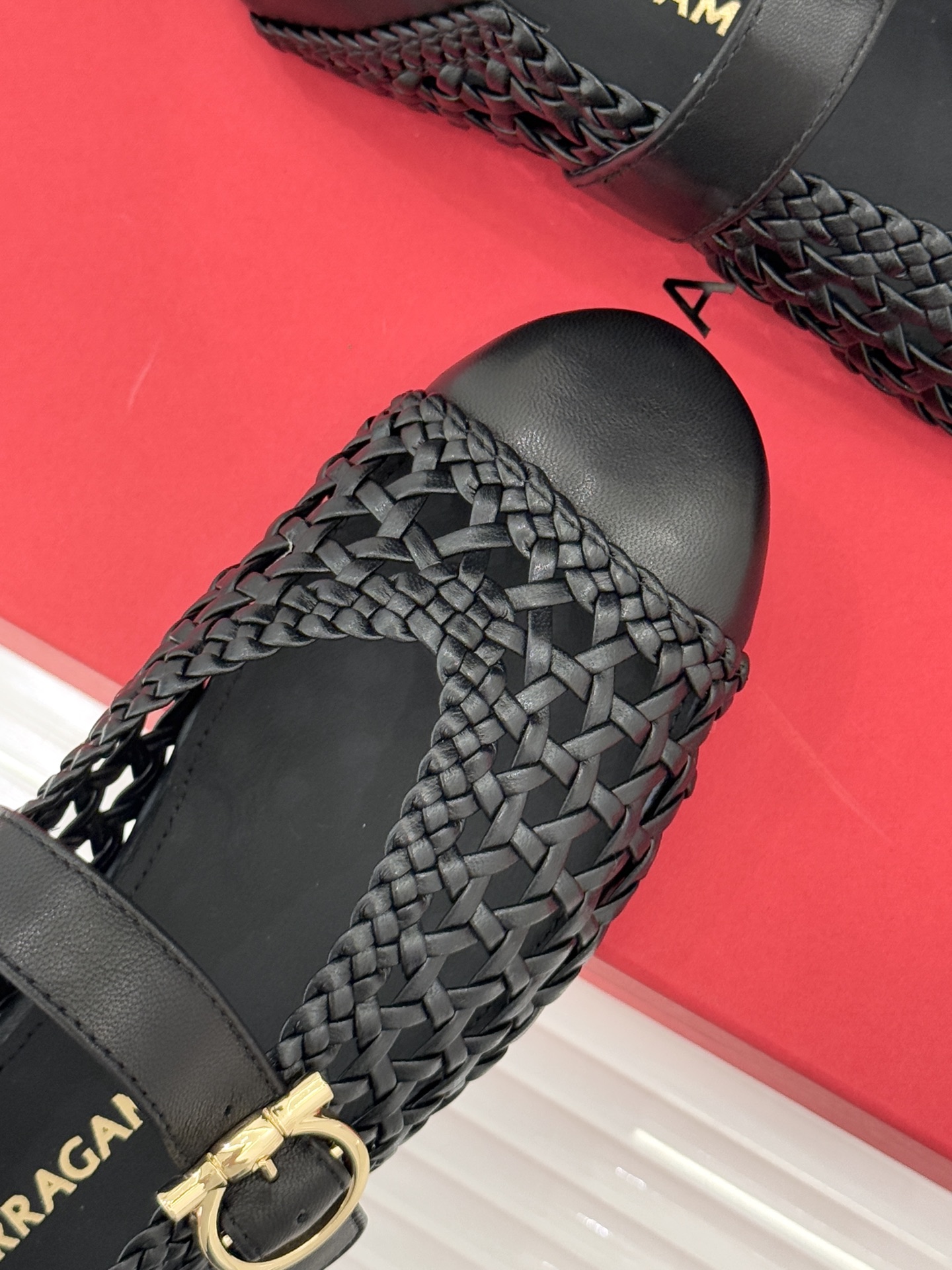 Ferragamo/菲拉格慕26WF新品编织镂空金属扣平底玛丽珍鞋以意式匠艺重塑复古优雅。精选细腻牛皮编