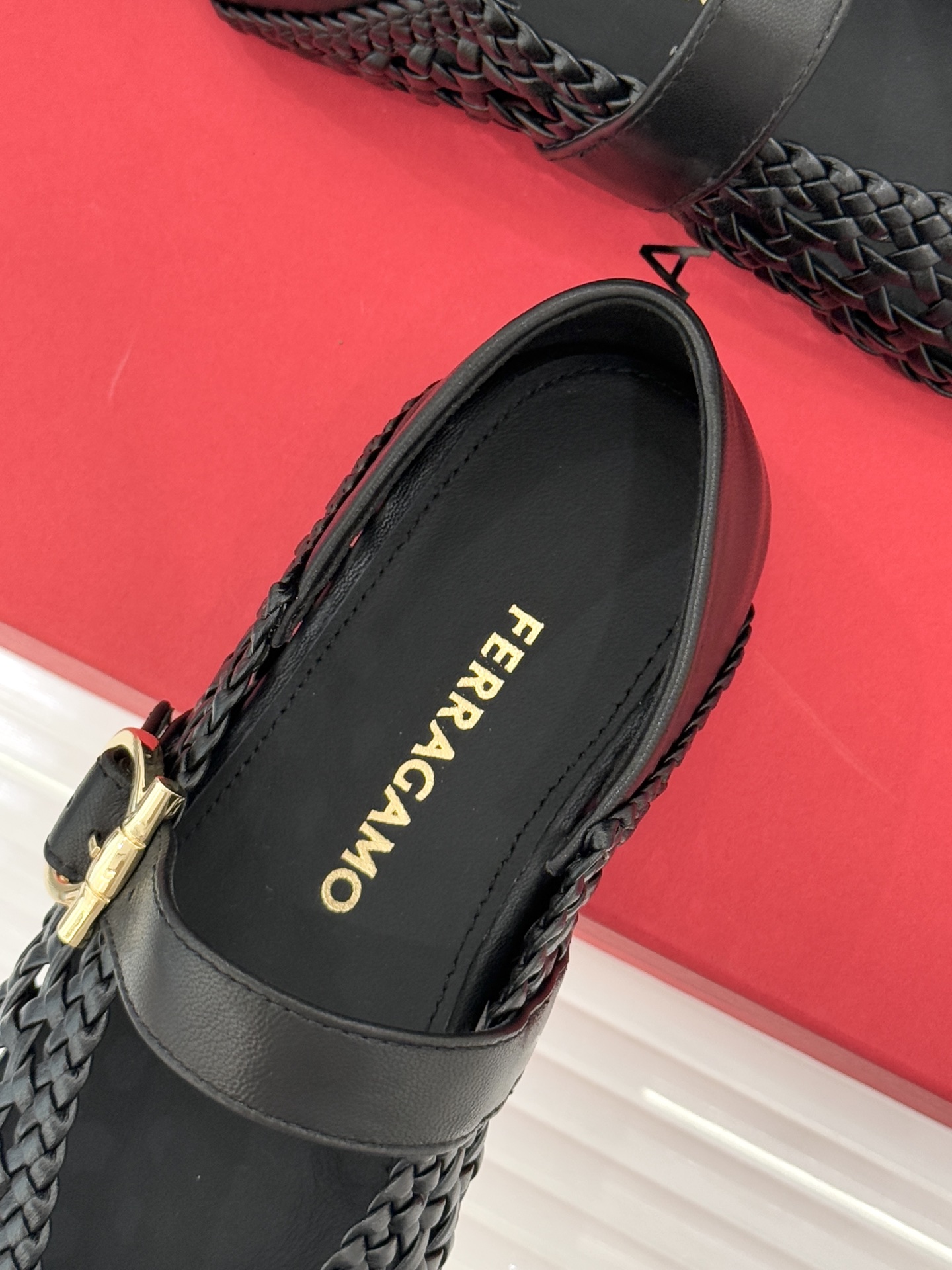 Ferragamo/菲拉格慕26WF新品编织镂空金属扣平底玛丽珍鞋以意式匠艺重塑复古优雅。精选细腻牛皮编
