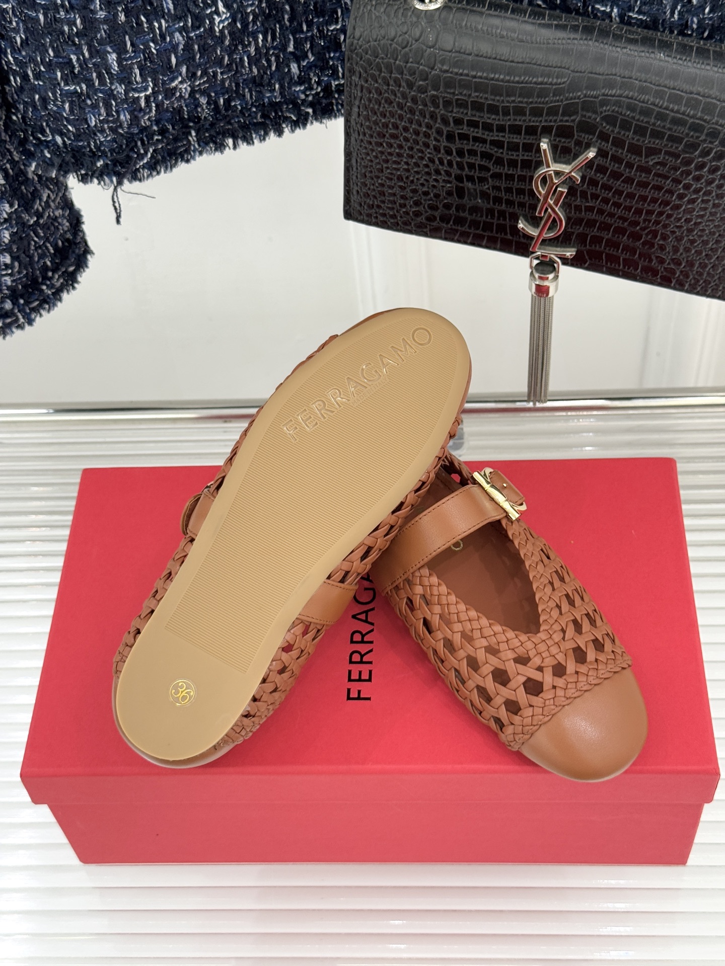 Ferragamo/菲拉格慕26WF新品编织镂空金属扣平底玛丽珍鞋以意式匠艺重塑复古优雅。精选细腻牛皮编