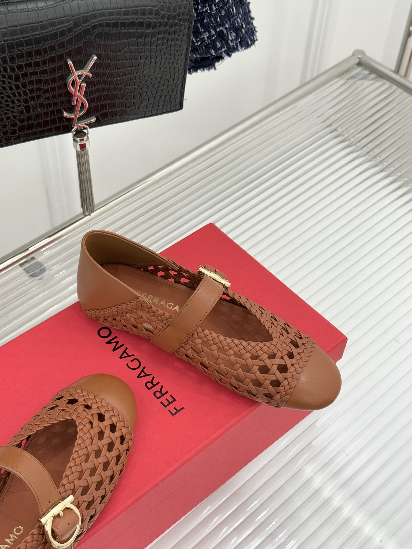 Ferragamo/菲拉格慕26WF新品编织镂空金属扣平底玛丽珍鞋以意式匠艺重塑复古优雅。精选细腻牛皮编