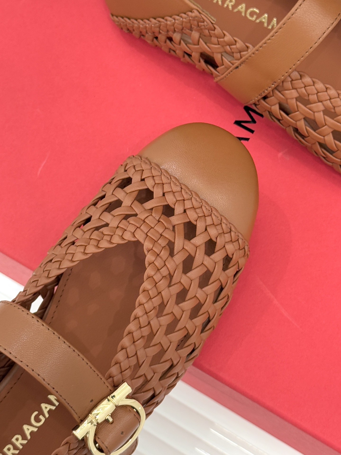 Ferragamo/菲拉格慕26WF新品编织镂空金属扣平底玛丽珍鞋以意式匠艺重塑复古优雅。精选细腻牛皮编