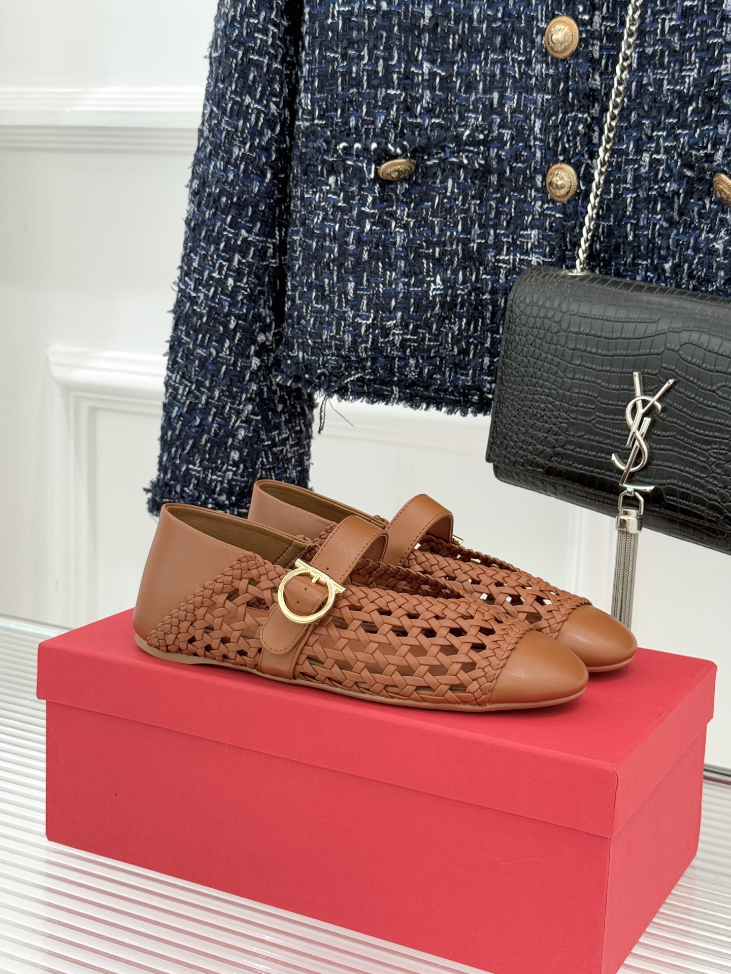 NO:814972,Ferragamo/Ferragamo 26WF new product woven hollow metal buckle flat Mary Jane shoes reshape vintage elegance with Italian craftsmanship. Selected fine cowhide woven upper, hollow texture, breathable and flexible, showing exquisite texture. Classic Mary Jane strap with metal buckle, low-key and noble, adjustable design to fit the foot. The flat version is light and pressure-free, and will not be tiring after long walks. Suitable for commuting, dating, and light vacations.  Paired with a skirt, she looks like a gentle lady. Paired with straight pants, she looks sharp and high-end. Hollow, breathable, retro and versatile, bringing Italian elegance into every step of the day. The fabric is made of original custom leather, and the lining and toes are all sheepskin. Italian imported genuine leather outsole size 35-39 (customized 40/41) No. 81020260425, single shoes, ferragamo, ferragamo, mary  jane,skirts,cowhide,sheepskin,Leather soles19860909Ferragamo/菲拉格慕26WF新品 编织镂空金属扣平底玛丽珍鞋 以意式匠艺重塑复古优雅. 精选细腻牛皮编织鞋面 镂空纹理透气灵动 尽显精致肌理. 经典玛丽珍一字带搭配金属扣 低调显贵 可调节设计贴合足型. 平底版型轻盈无压 久走不累. 适配通勤、约会、轻度假全场景. 搭配半身裙是温柔名媛 配直筒裤则显利落高级. 镂空透气、复古百搭 把意式奢雅穿进每一步日常. 面料采用原版定制皮料 内里踮脚均为羊皮 意大利进口真皮大底 size35-39（40/41定制） 编号81020260425,单鞋,ferragamo,ferragamo,mary jane,skirts,cowhide,sheepskin,Leather soles,Women's Shoes