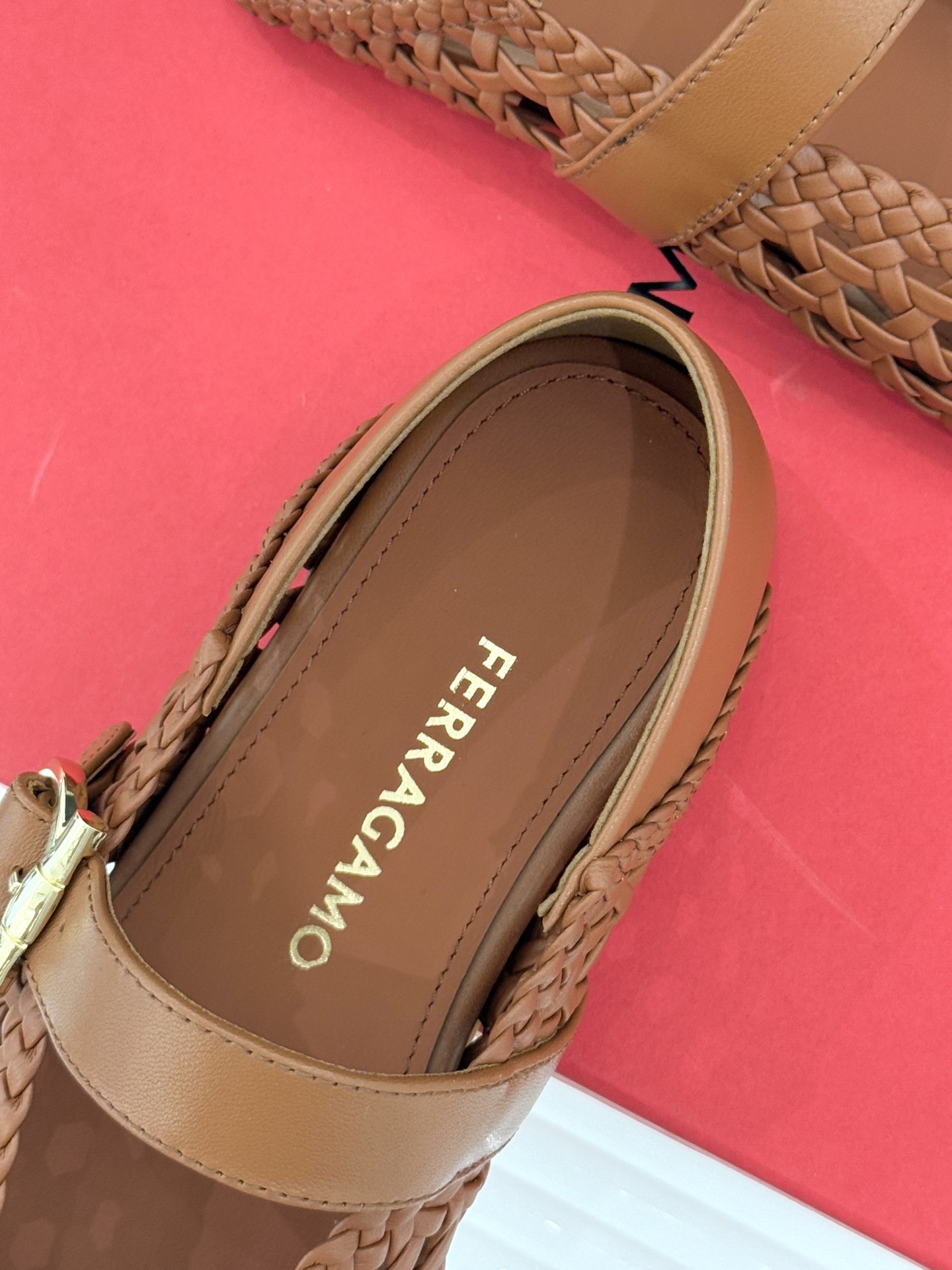 Ferragamo/菲拉格慕26WF新品编织镂空金属扣平底玛丽珍鞋以意式匠艺重塑复古优雅。精选细腻牛皮编