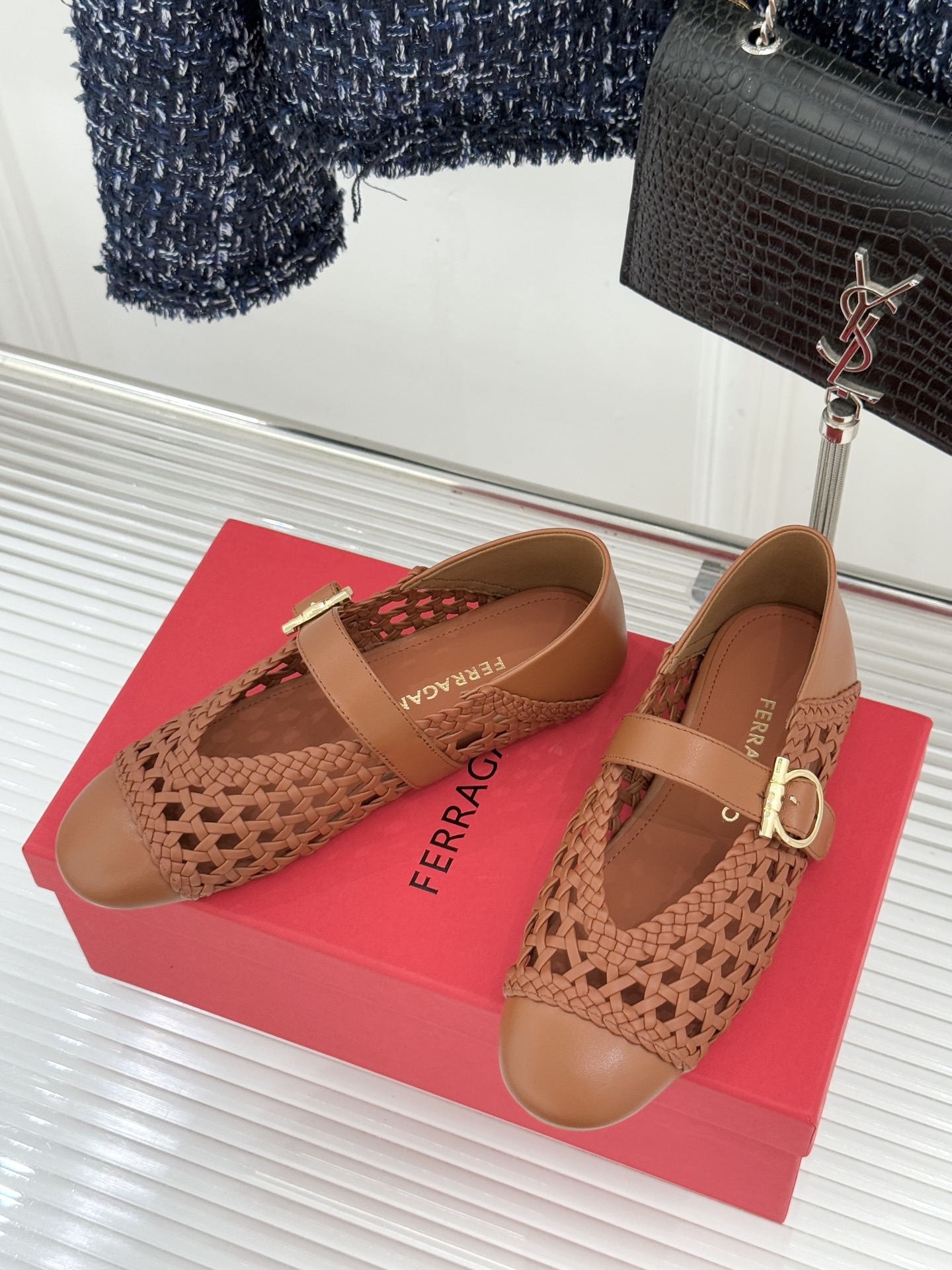 Ferragamo/菲拉格慕26WF新品编织镂空金属扣平底玛丽珍鞋以意式匠艺重塑复古优雅。精选细腻牛皮编