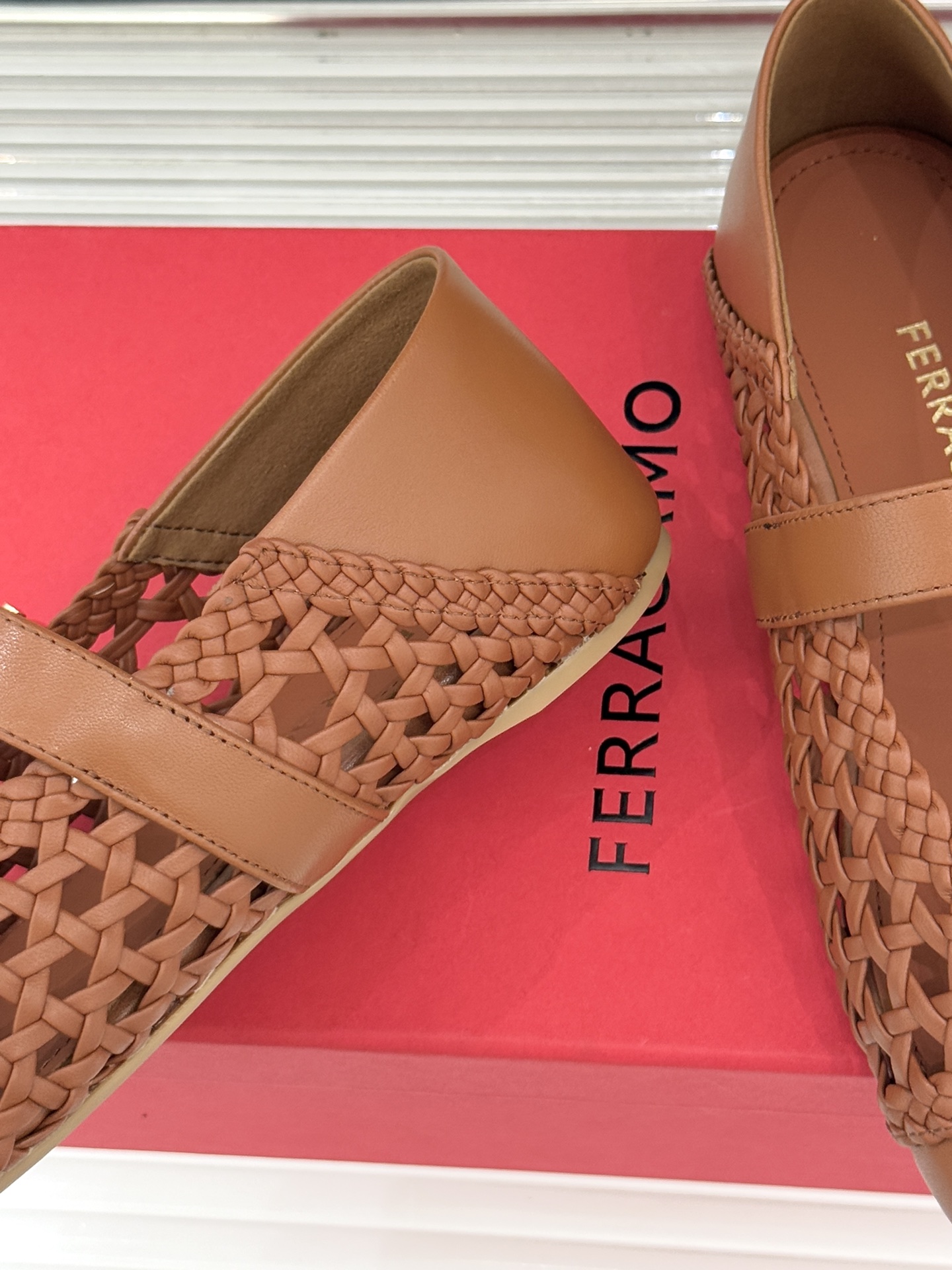 Ferragamo/菲拉格慕26WF新品编织镂空金属扣平底玛丽珍鞋以意式匠艺重塑复古优雅。精选细腻牛皮编