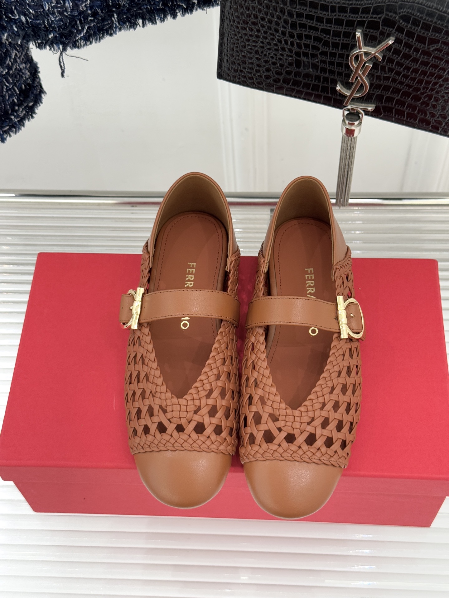 Ferragamo/菲拉格慕26WF新品编织镂空金属扣平底玛丽珍鞋以意式匠艺重塑复古优雅。精选细腻牛皮编