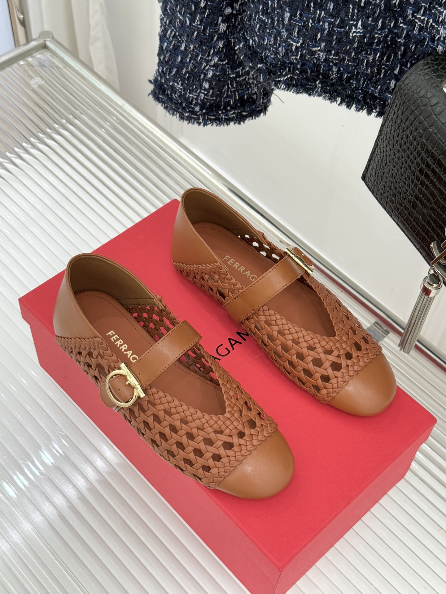 Ferragamo/菲拉格慕26WF新品编织镂空金属扣平底玛丽珍鞋以意式匠艺重塑复古优雅。精选细腻牛皮编