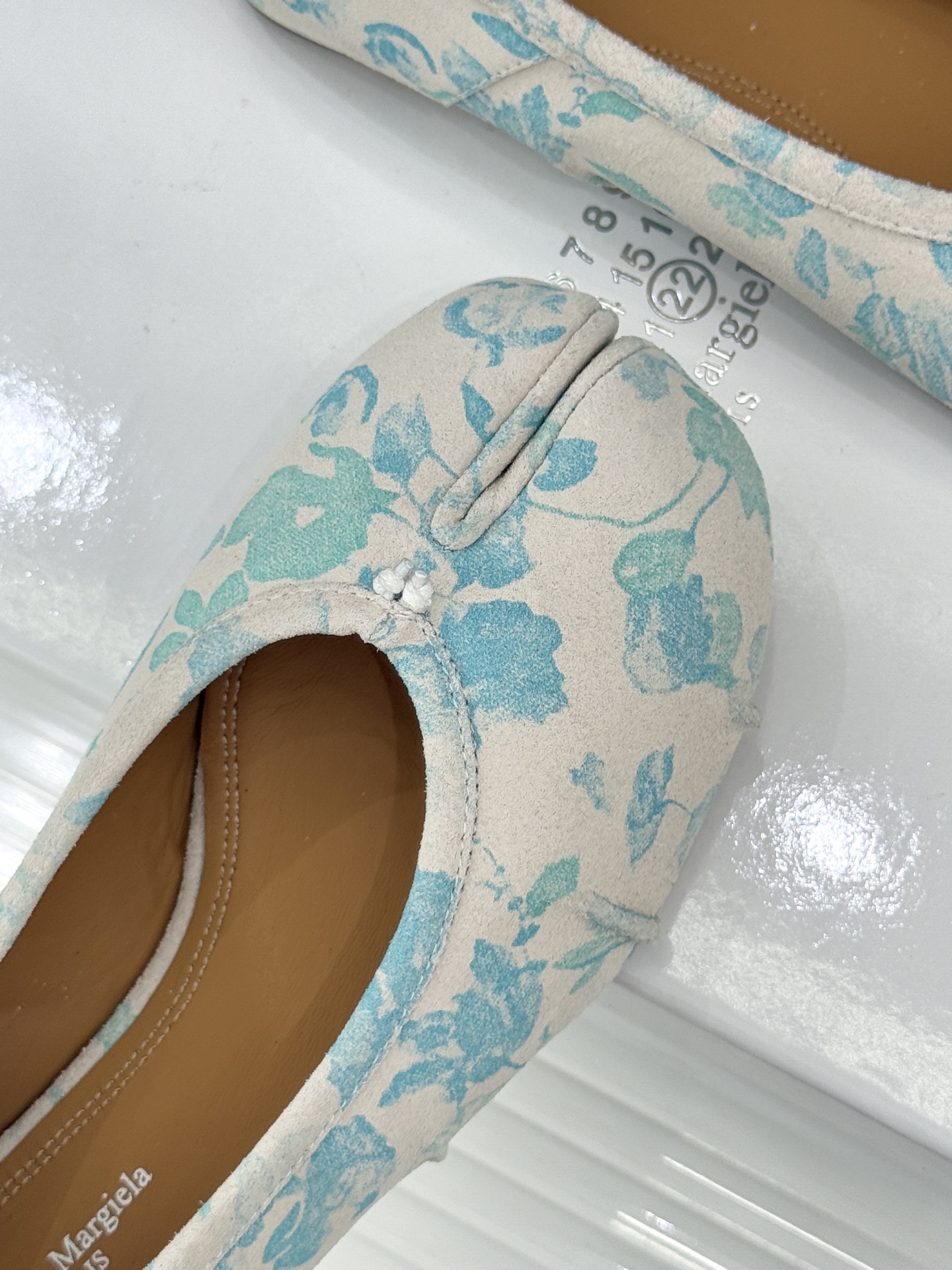 MaisonMargiela｜MM6马吉拉真丝褶皱芭蕾舞鞋分趾鞋～刻着“时髦”两字的猪蹄分趾鞋这次在原来