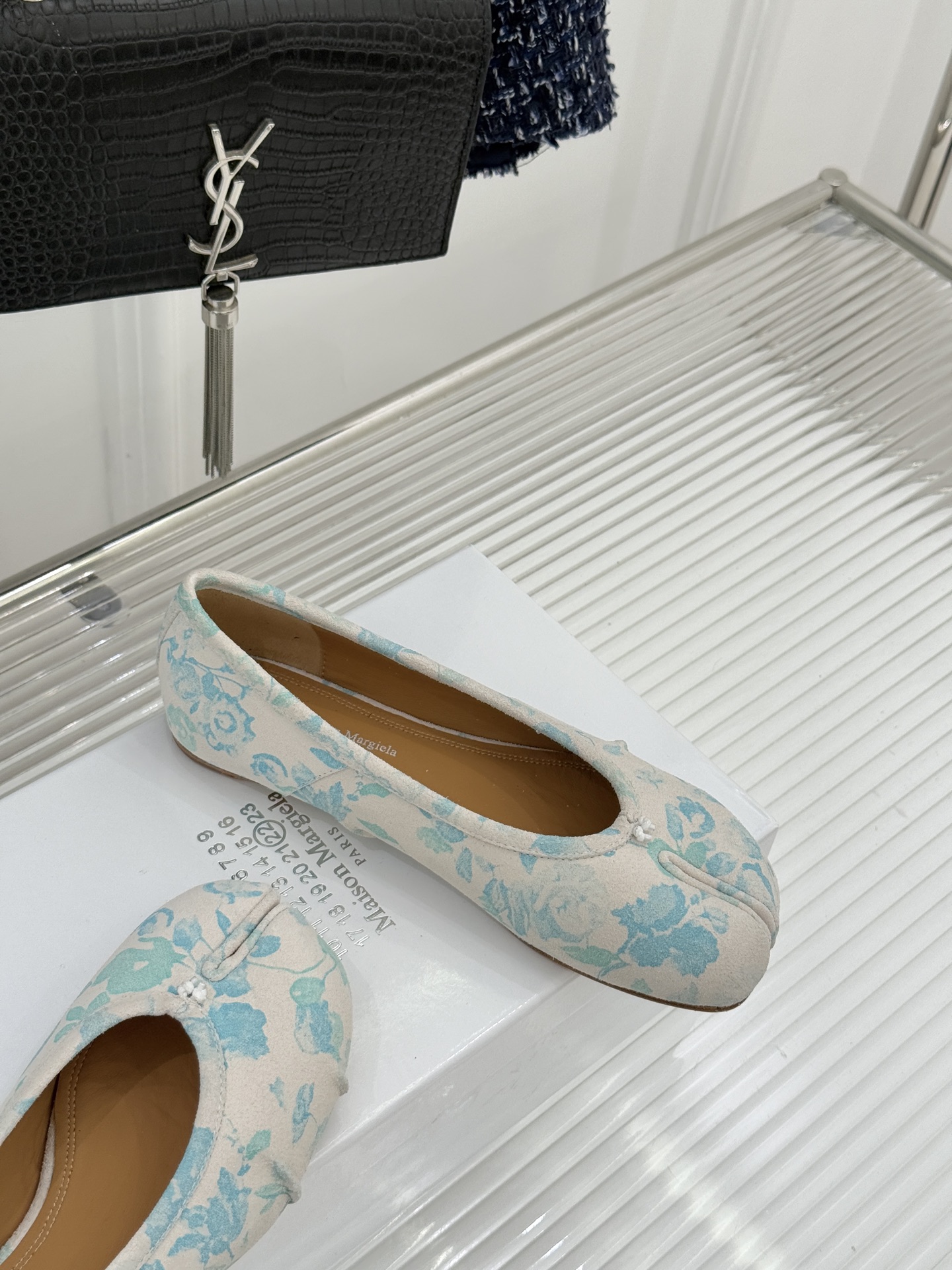 MaisonMargiela｜MM6马吉拉真丝褶皱芭蕾舞鞋分趾鞋～刻着“时髦”两字的猪蹄分趾鞋这次在原来