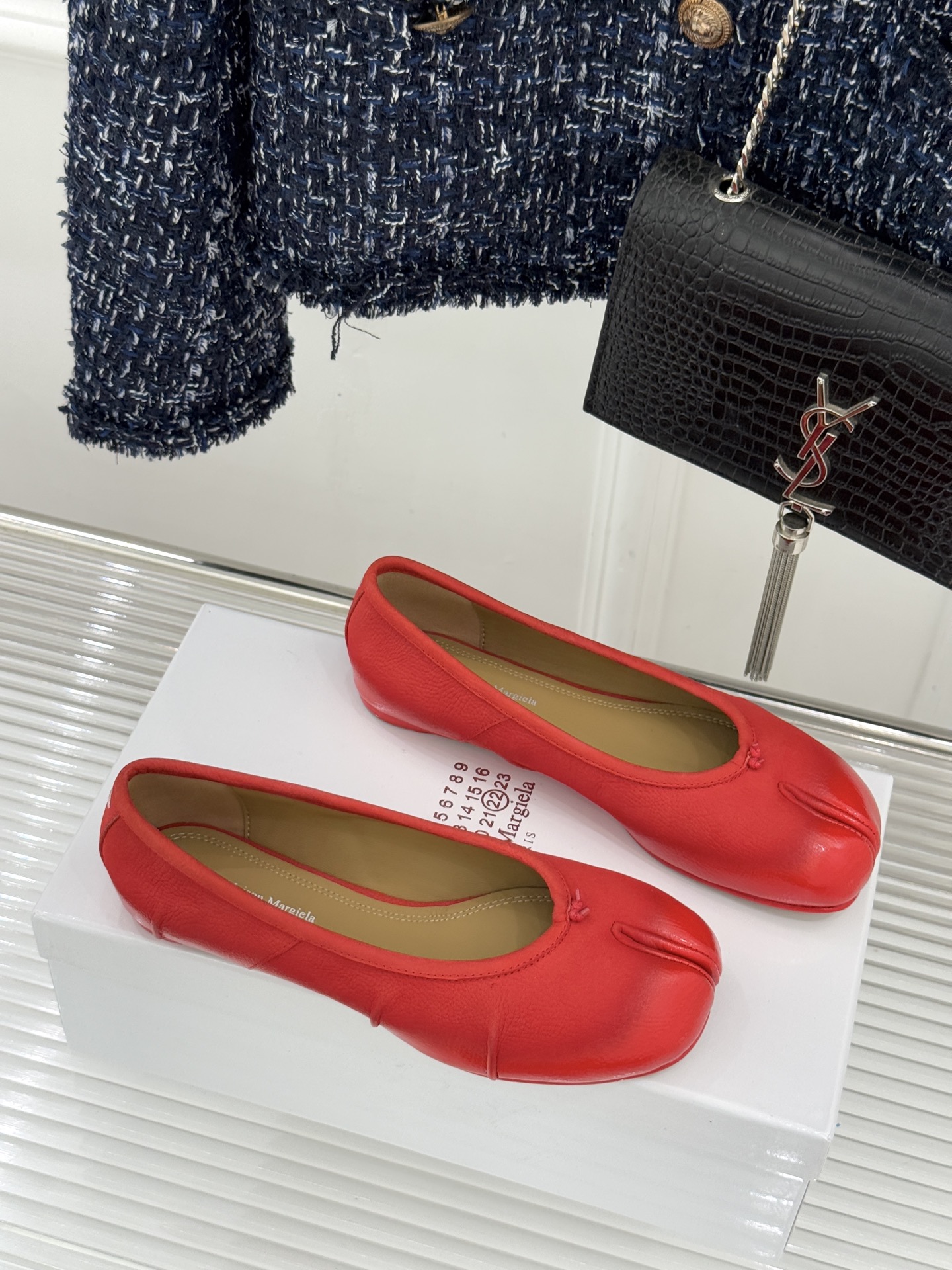 MaisonMargiela｜MM6马吉拉真丝褶皱芭蕾舞鞋分趾鞋～刻着“时髦”两字的猪蹄分趾鞋这次在原来