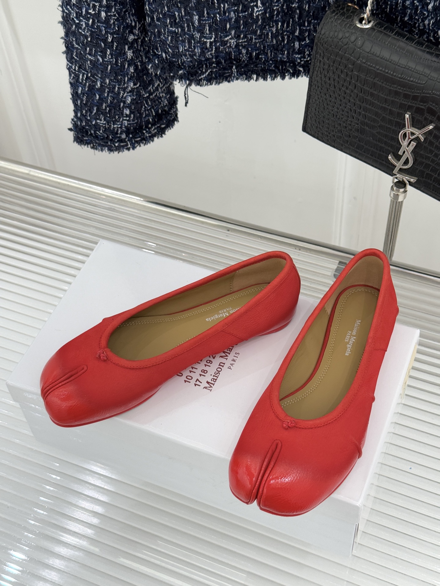 MaisonMargiela｜MM6马吉拉真丝褶皱芭蕾舞鞋分趾鞋～刻着“时髦”两字的猪蹄分趾鞋这次在原来