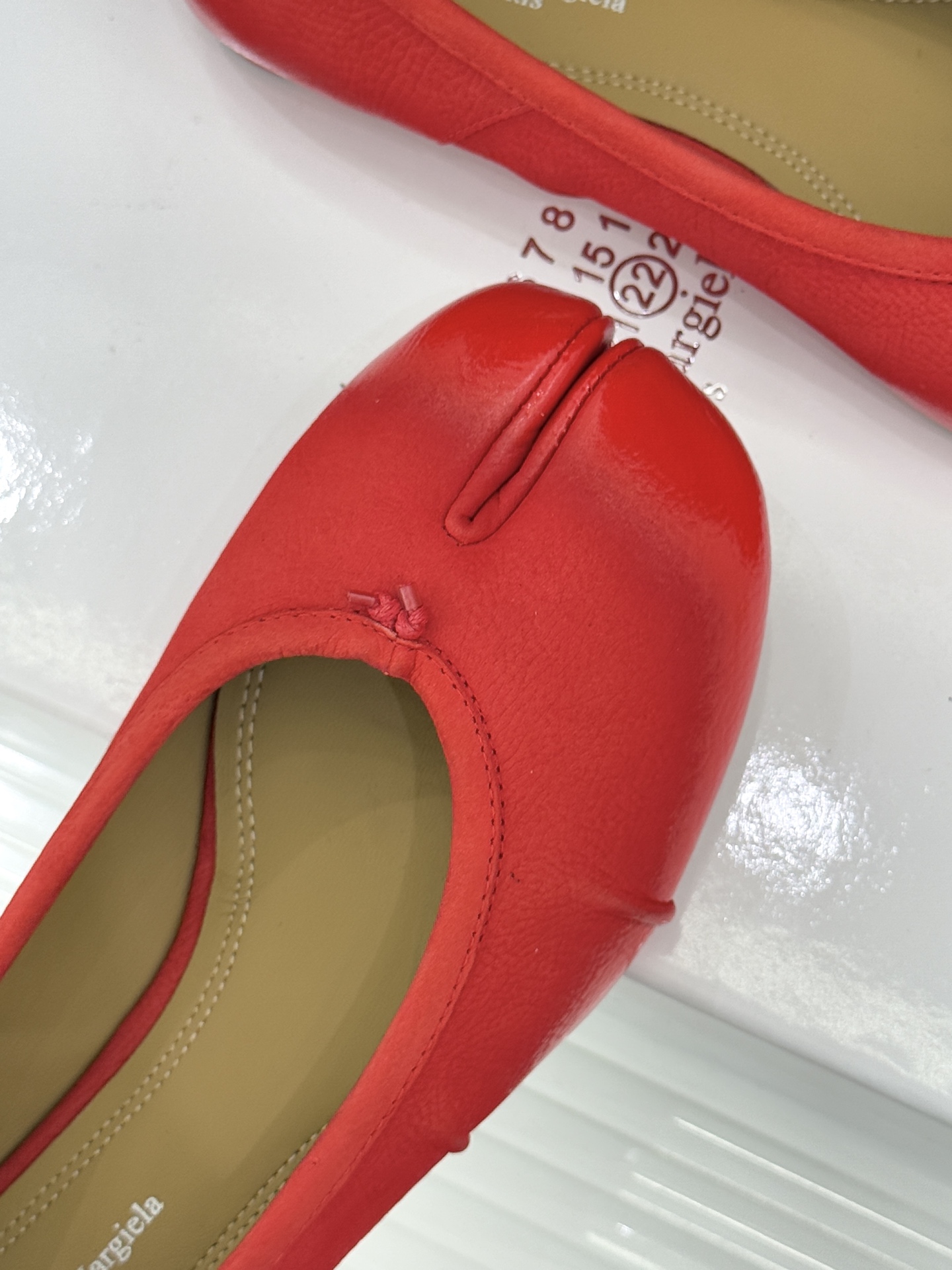 MaisonMargiela｜MM6马吉拉真丝褶皱芭蕾舞鞋分趾鞋～刻着“时髦”两字的猪蹄分趾鞋这次在原来
