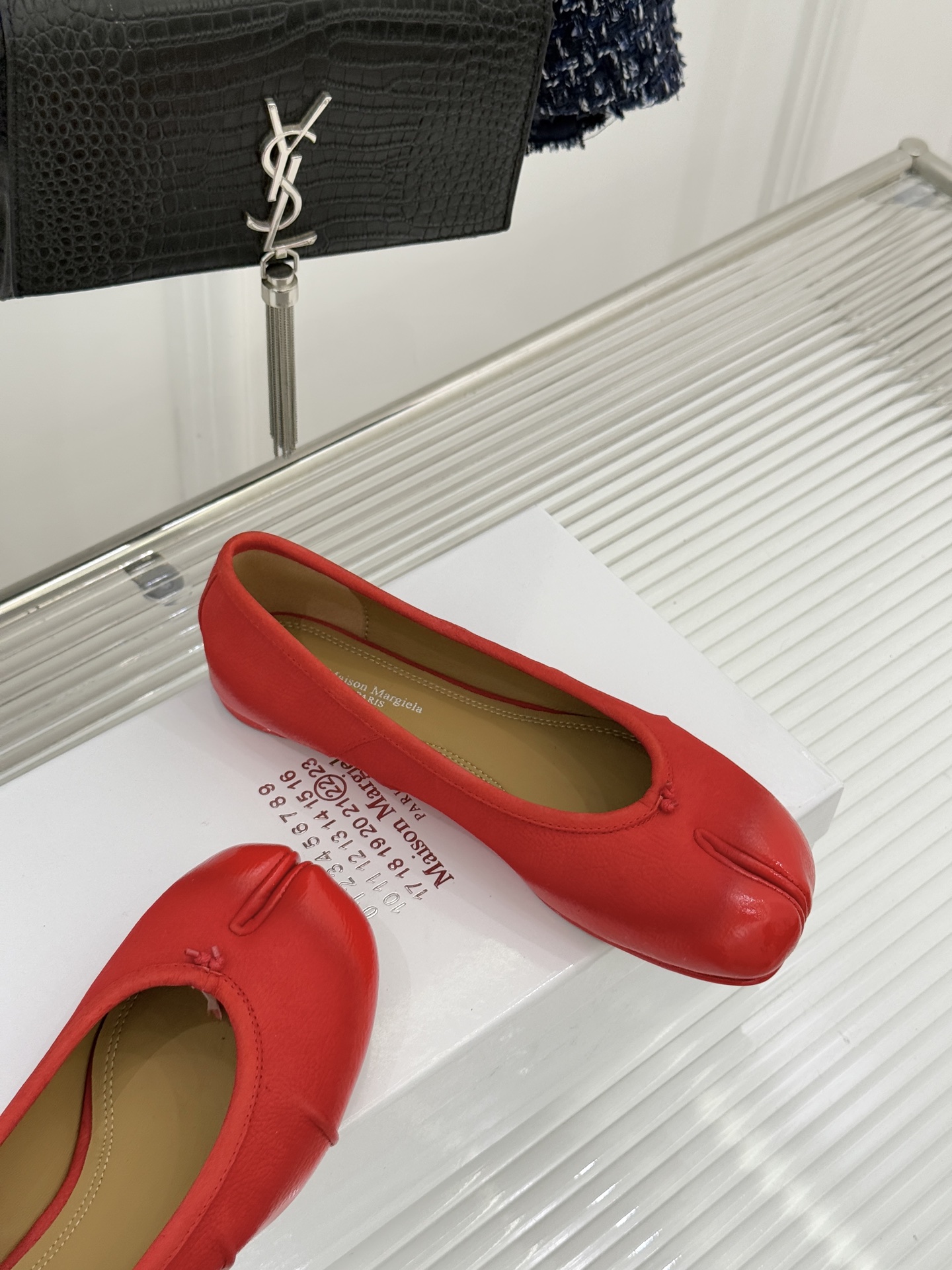 MaisonMargiela｜MM6马吉拉真丝褶皱芭蕾舞鞋分趾鞋～刻着“时髦”两字的猪蹄分趾鞋这次在原来