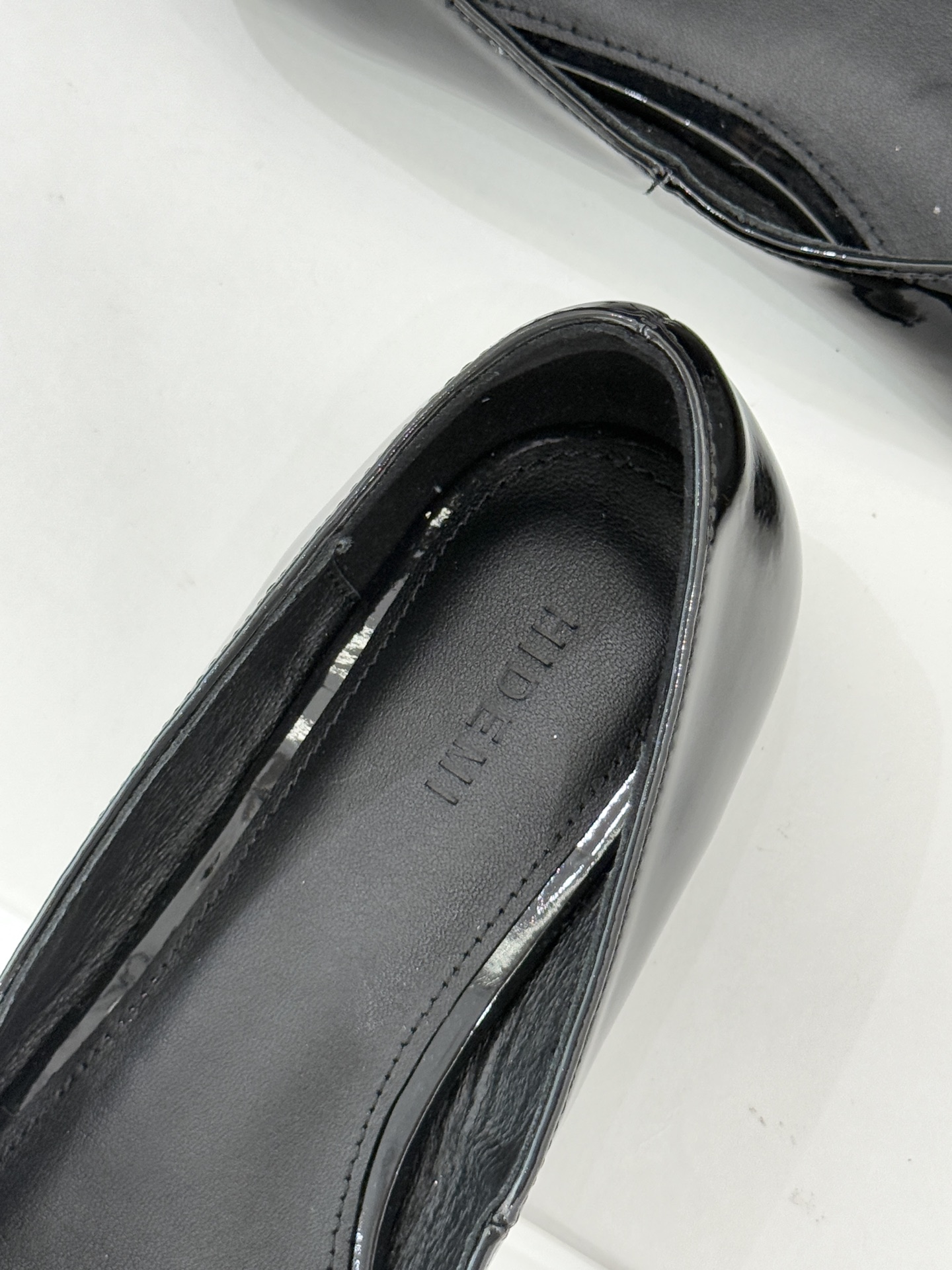 HIDEMI 26WF新品极简方头鱼嘴小坡跟单鞋延续HIDEMI一贯的极简美学基调利落方头糅合慵懒鱼嘴剪