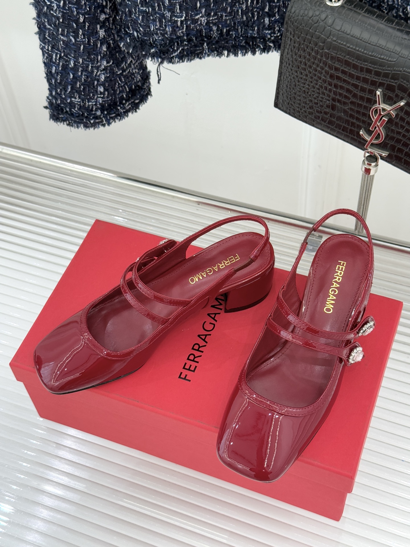 Ferragamo/菲拉格慕26WF新品双带水钻方头粗跟凉鞋演绎意式奢雅与现代锋芒。甄选高光亮面漆皮 质