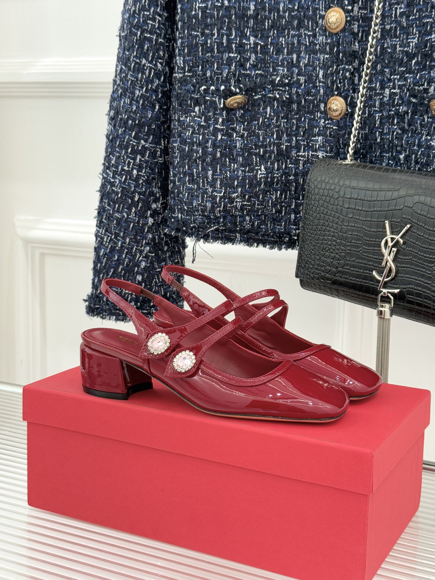 Ferragamo/菲拉格慕26WF新品双带水钻方头粗跟凉鞋演绎意式奢雅与现代锋芒。甄选高光亮面漆皮 质