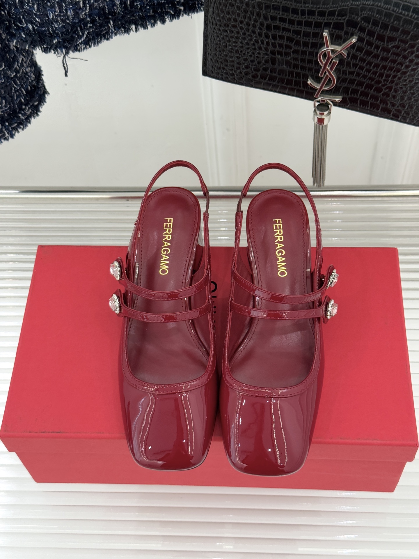 Ferragamo/菲拉格慕26WF新品双带水钻方头粗跟凉鞋演绎意式奢雅与现代锋芒。甄选高光亮面漆皮 质