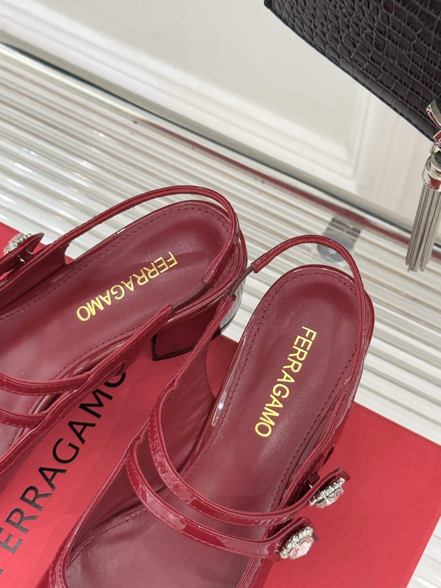 Ferragamo/菲拉格慕26WF新品双带水钻方头粗跟凉鞋演绎意式奢雅与现代锋芒。甄选高光亮面漆皮 质