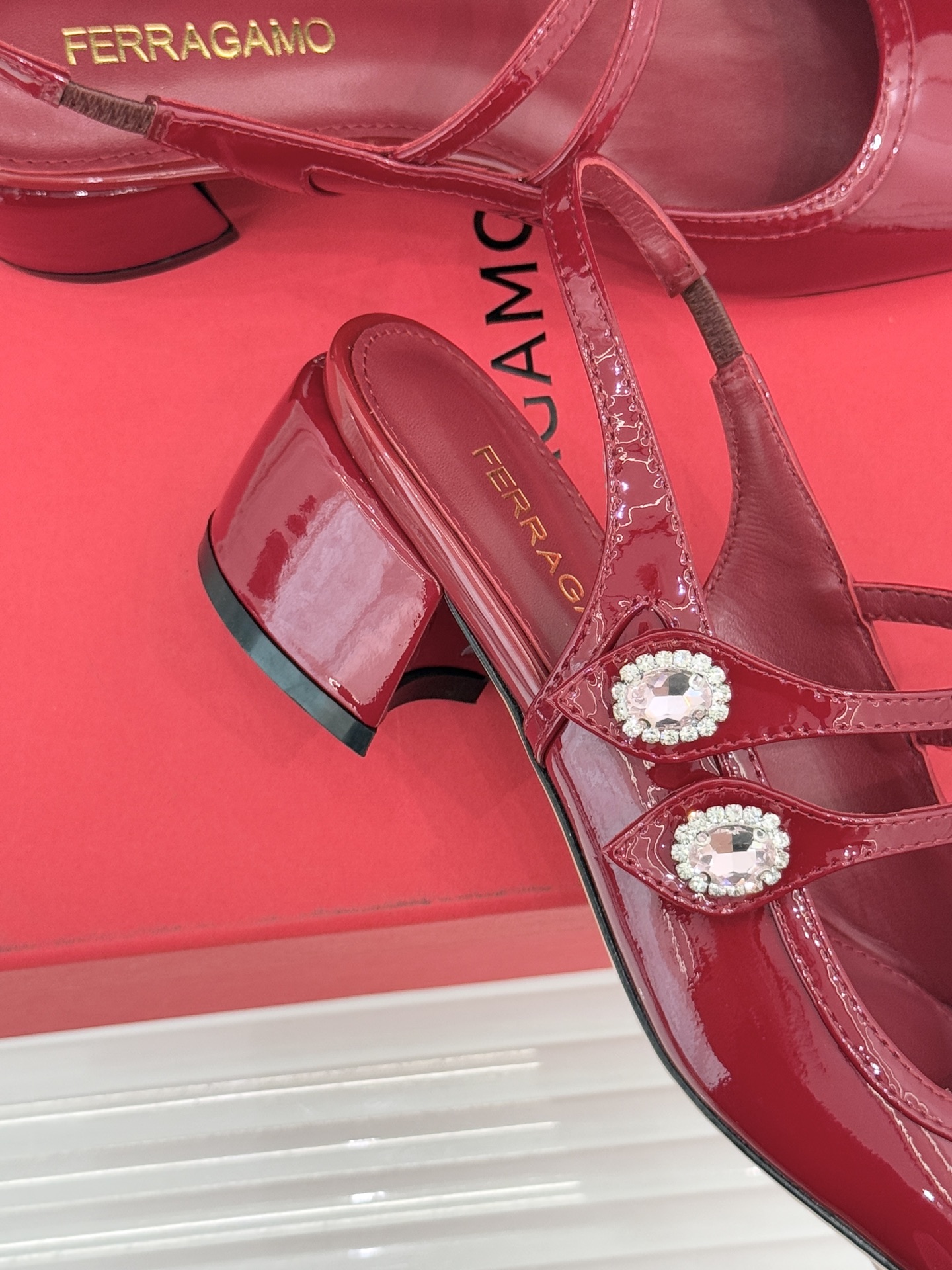 Ferragamo/菲拉格慕26WF新品双带水钻方头粗跟凉鞋演绎意式奢雅与现代锋芒。甄选高光亮面漆皮 质