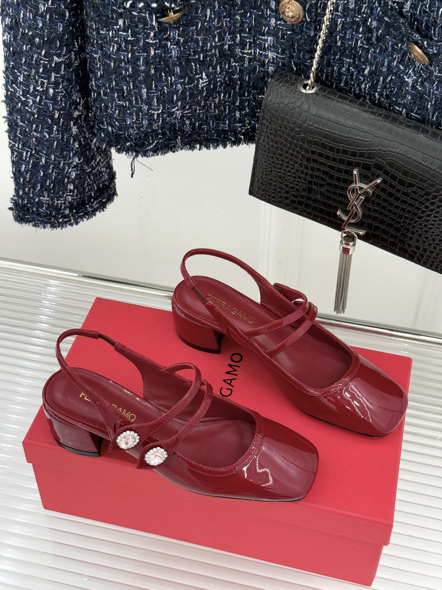 Ferragamo/菲拉格慕26WF新品双带水钻方头粗跟凉鞋演绎意式奢雅与现代锋芒。甄选高光亮面漆皮 质