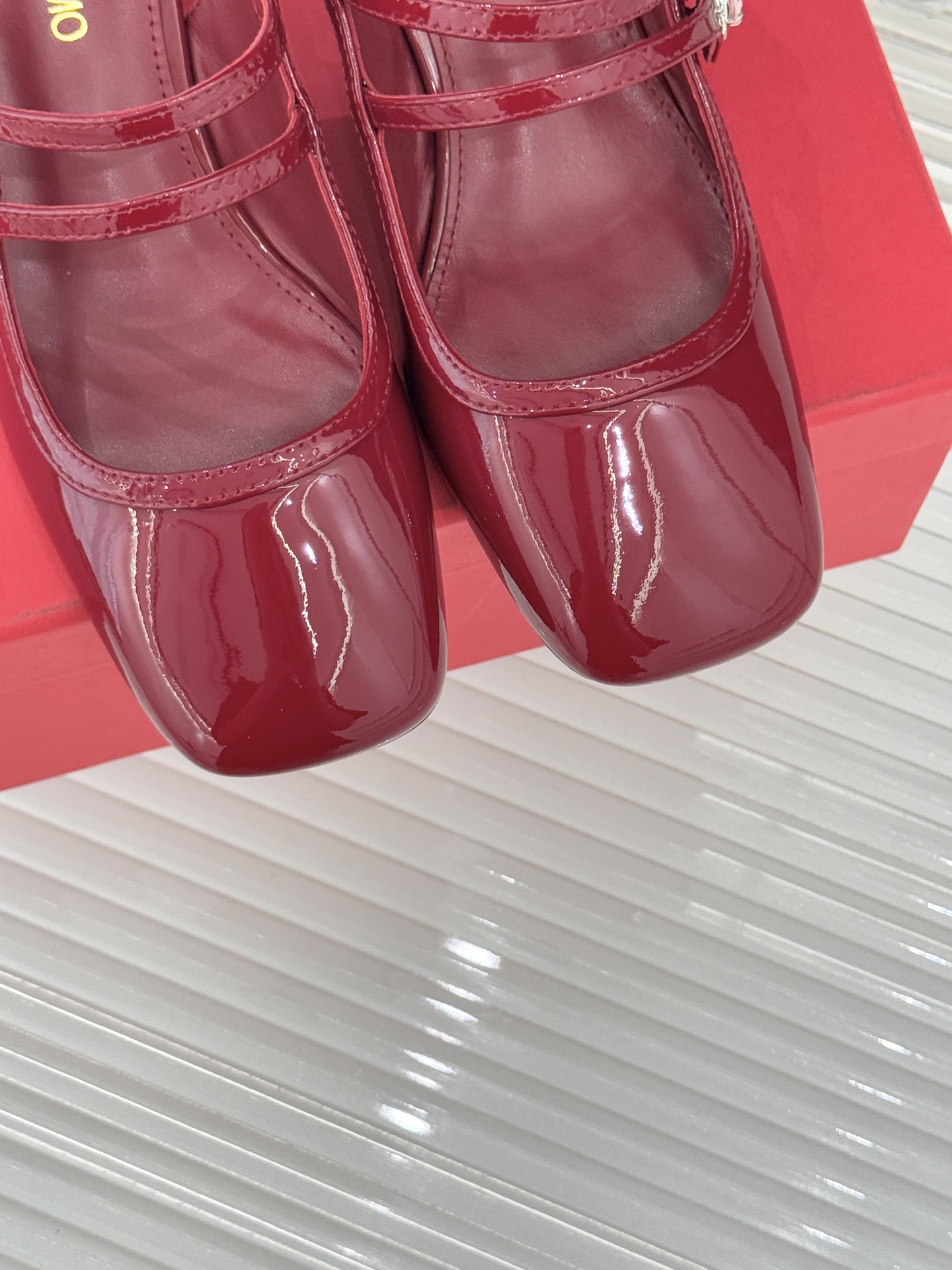 Ferragamo/菲拉格慕26WF新品双带水钻方头粗跟凉鞋演绎意式奢雅与现代锋芒。甄选高光亮面漆皮 质
