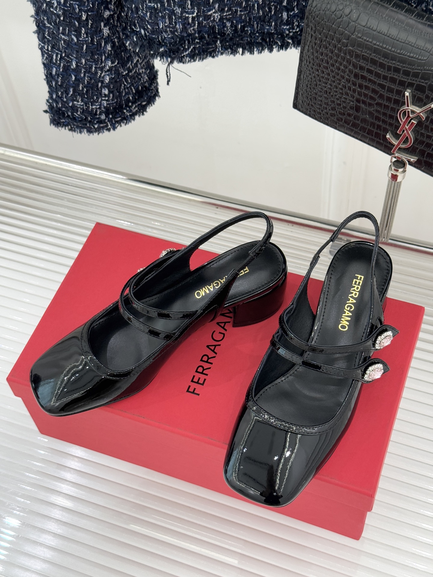 Ferragamo/菲拉格慕26WF新品双带水钻方头粗跟凉鞋演绎意式奢雅与现代锋芒。甄选高光亮面漆皮 质